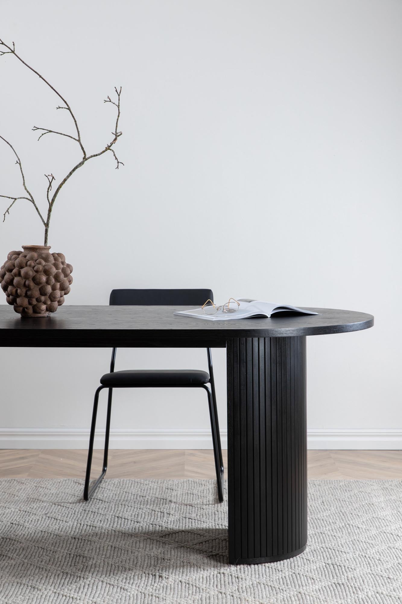 Eleganter Bianca Tisch von Venture Home: Ovales Design, robustes Rippendesign, ideal für gesellige Abende und stilvolle Esszimmergestaltung.