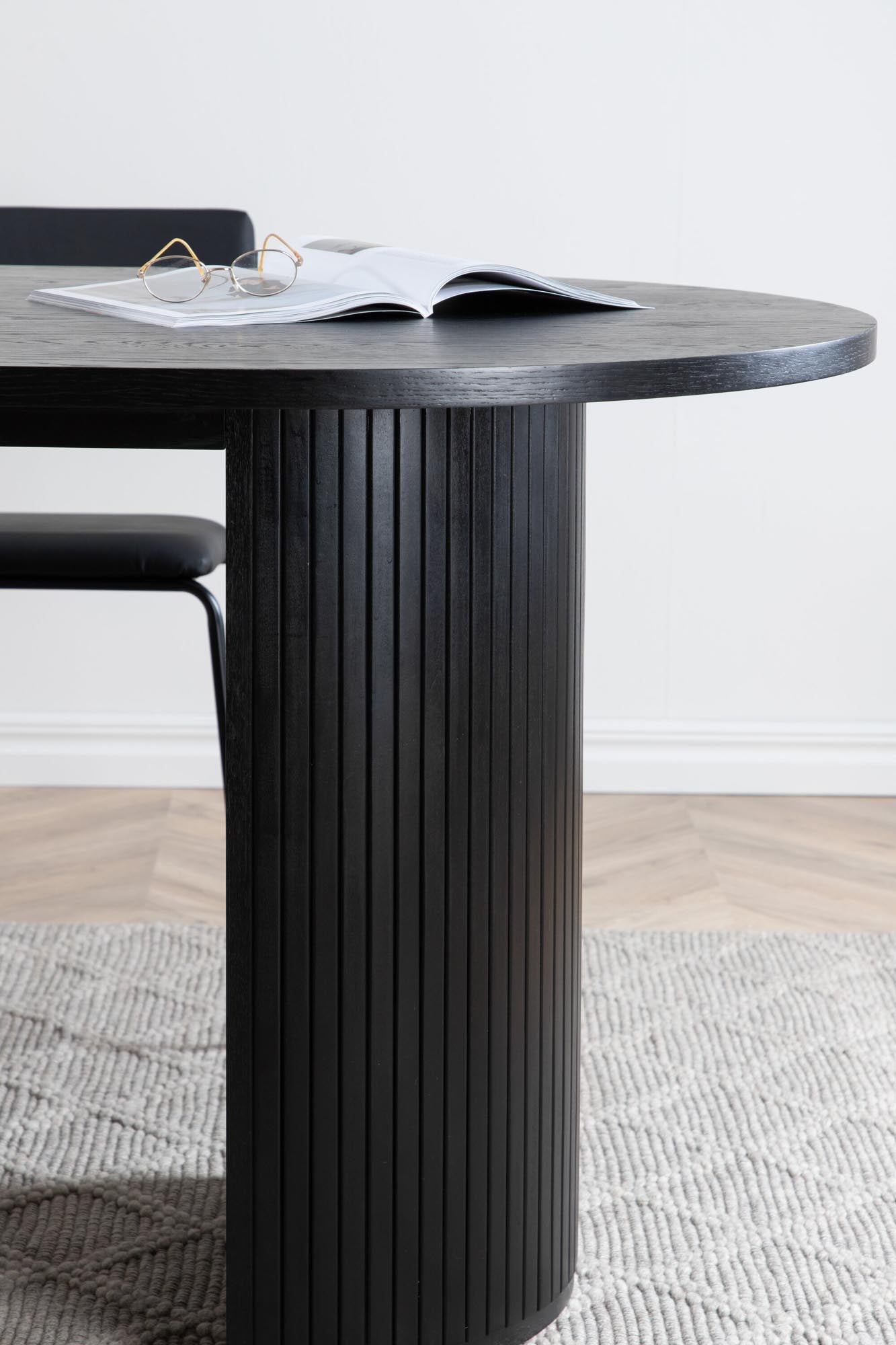 Stilvoller Bianca Tisch von Venture Home: Oval, schwarz, MDF-Furnier, modernes Rippendesign – perfekt für gesellige Abende und einladende Essbereiche.