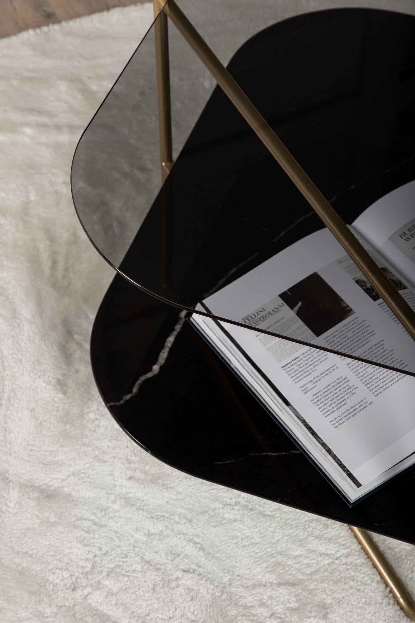 Un-line Beistelltisch von Venture Home: Elegantes Design, hochwertige Materialien und einzigartiges Marmorglas für Ihr modernes Wohnzimmer.