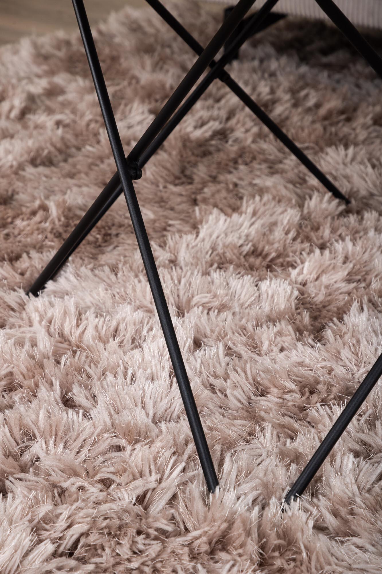 Moderner Tristar Beistelltisch von Venture Home: Robuster Metallrahmen, edle Marmorglasplatte, ideal für stilvolle Wohnräume.