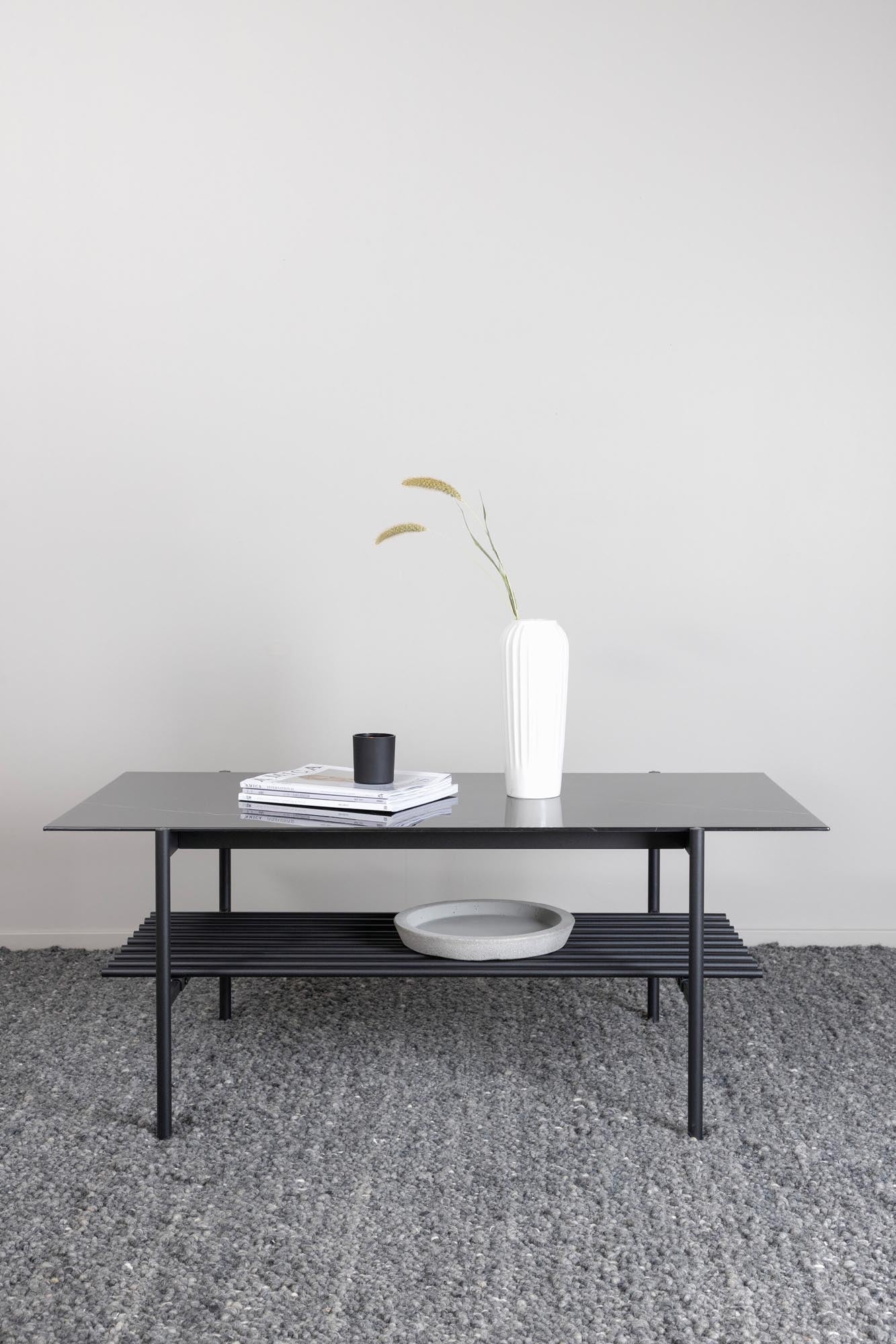 Erleben Sie den stilvollen Staf Coffee Tisch Rechteckig von Venture Home. Hochwertiges Marmorglas und ein stabiler Metallrahmen vereinen Eleganz und Funktionalität.