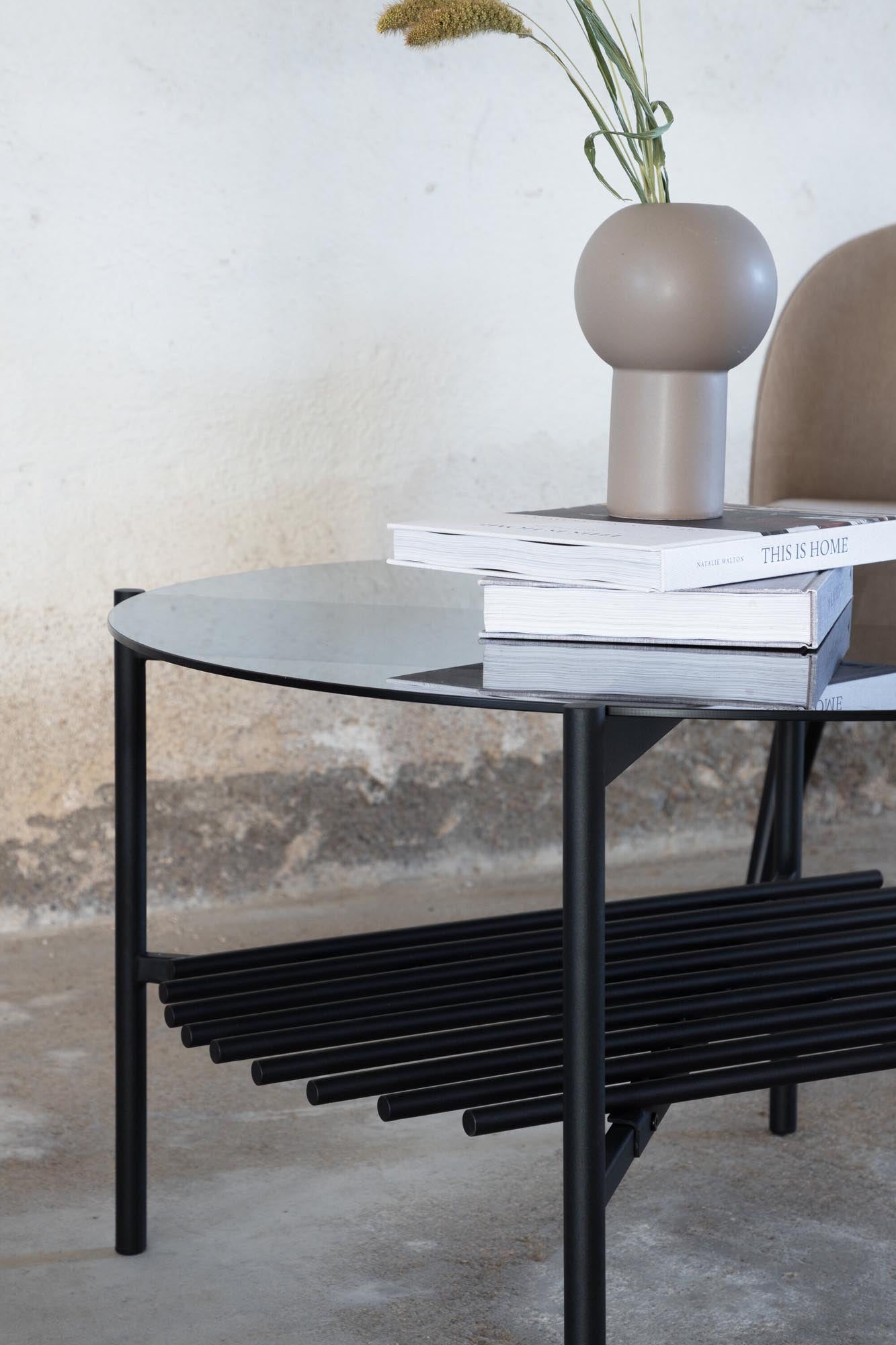 Von Staf Coffee Tisch rund in Schwarz präsentiert im Onlineshop von KAQTU Design AG. Beistelltisch ist von Venture Home