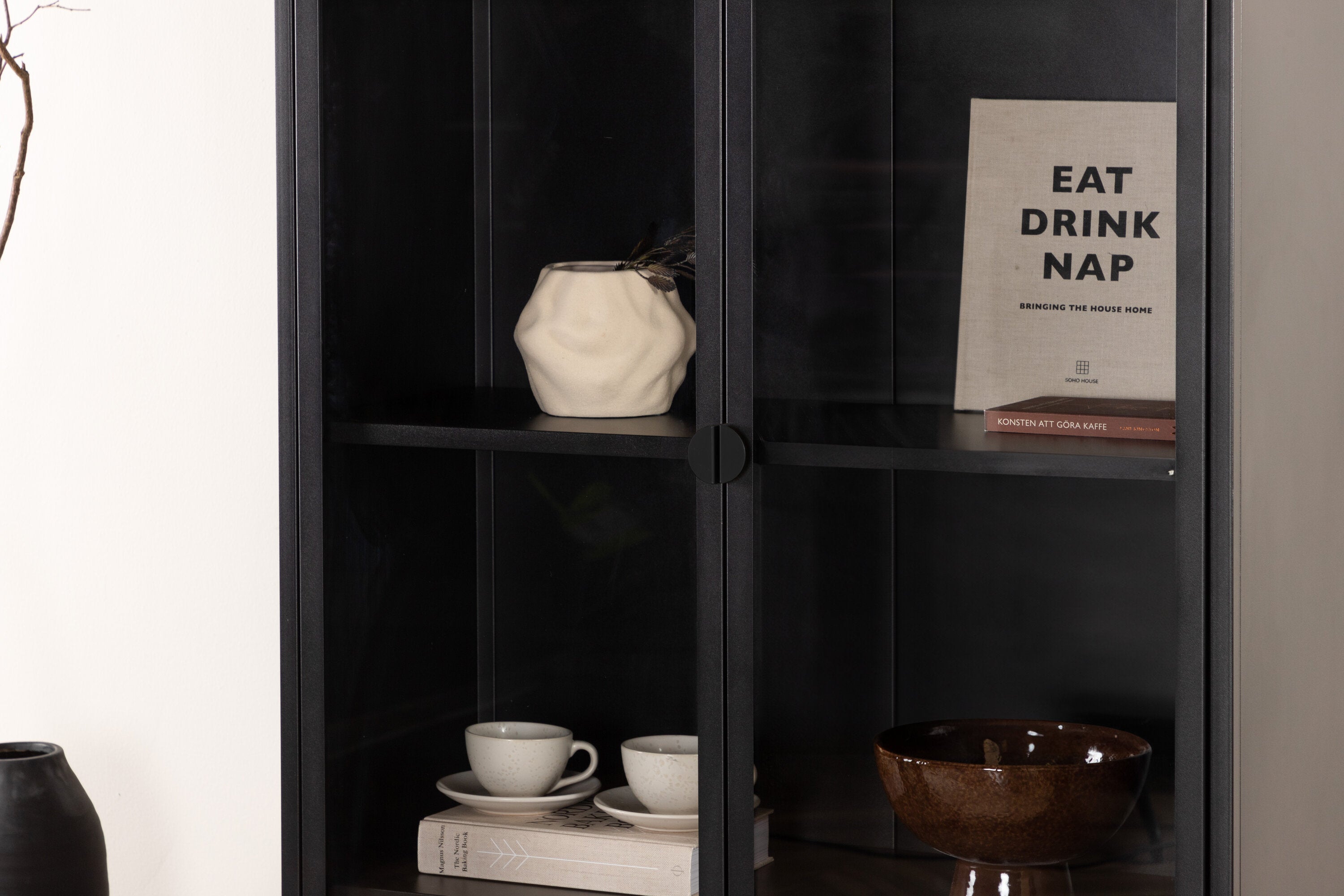 Das Piring Cabinet von Venture Home bietet modernes Design und praktische Aufbewahrungslösungen für stilvolle Wohnräume.