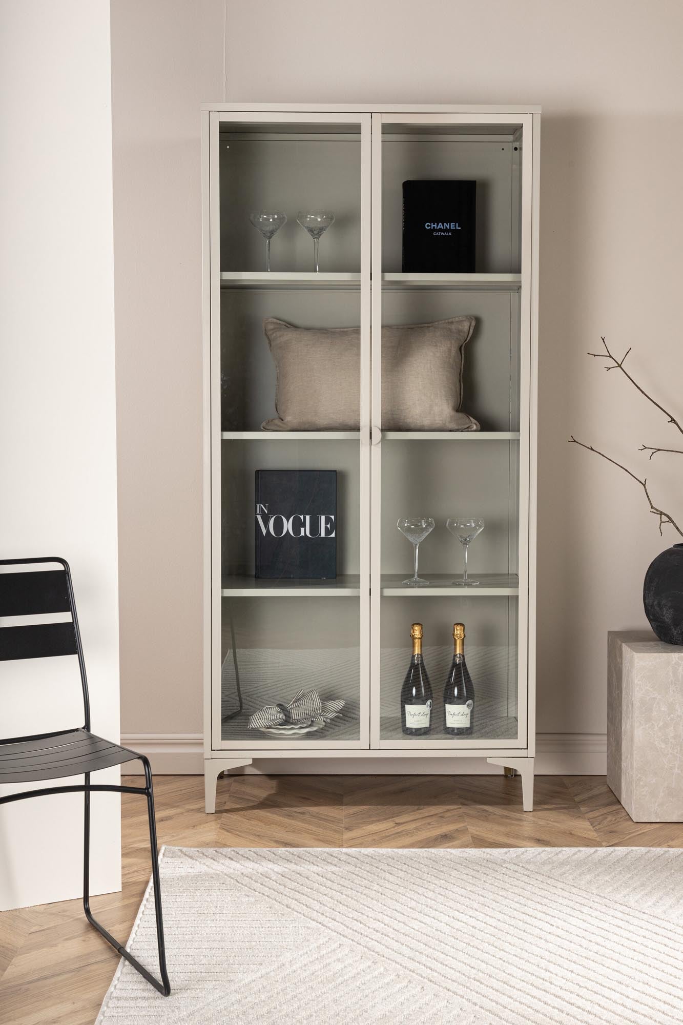 Der Piring Cabinet von Venture Home bietet eleganten Stauraum und schützt Ihre Sammlerstücke hinter stilvollen Glastüren. Ideal für jedes Zuhause.