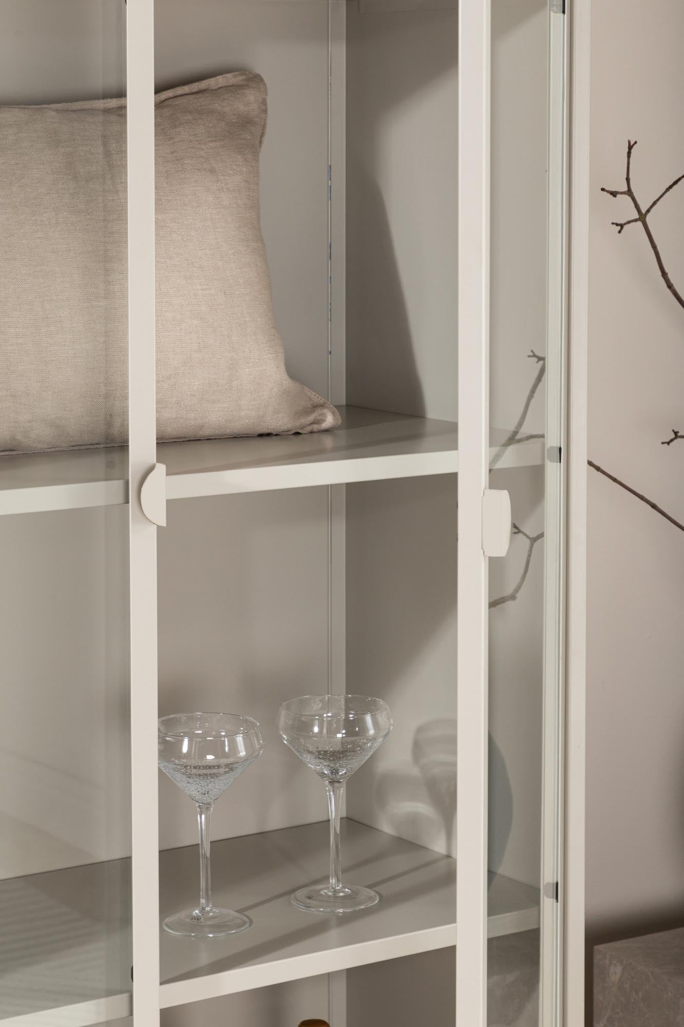 Der Piring Cabinet von Venture Home vereint modernes Design und praktische Aufbewahrung, ideal für stilvolle Präsentation Ihrer Schätze.