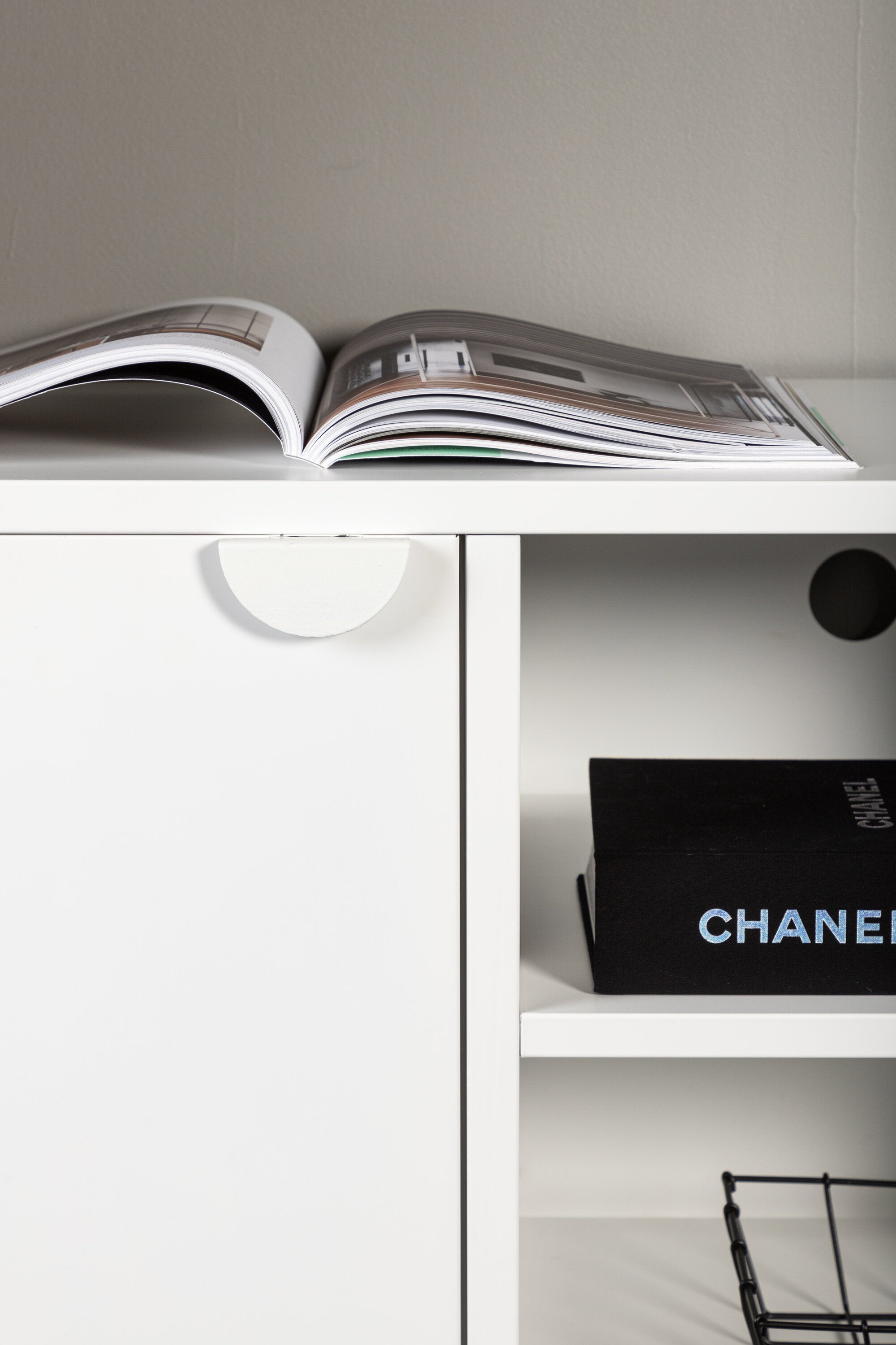 Piring TV Ständer in Weiss präsentiert im Onlineshop von KAQTU Design AG. TV-Möbel ist von Venture Home