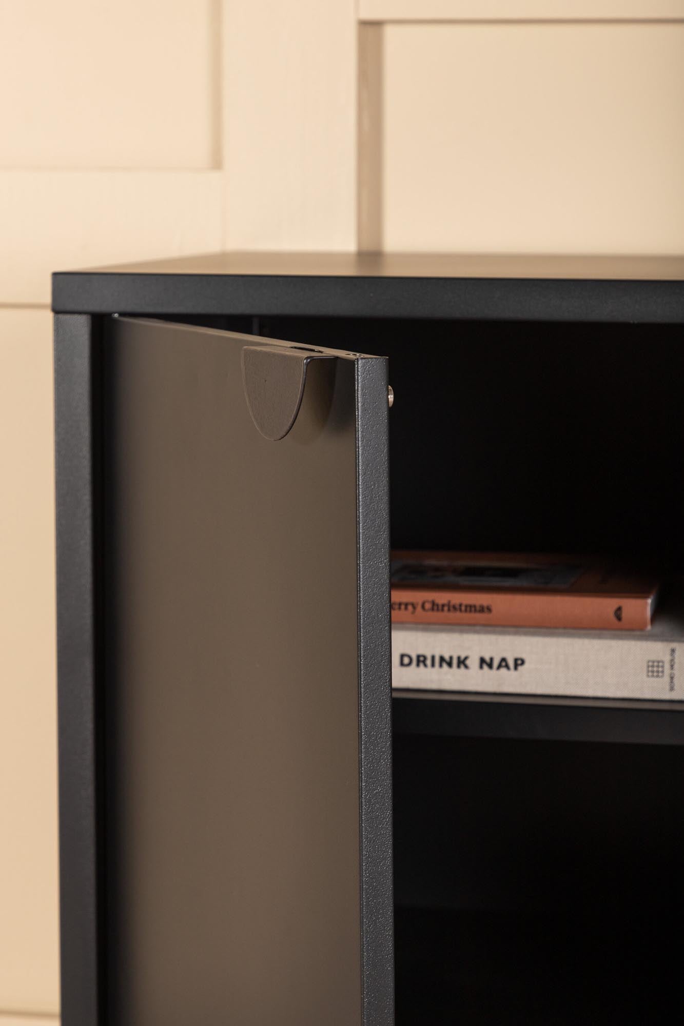 Erleben Sie die Piring TV-Bank von Venture Home – eine elegante Kombination aus modernem Design und funktionalem Stauraum für Ihr Zuhause.