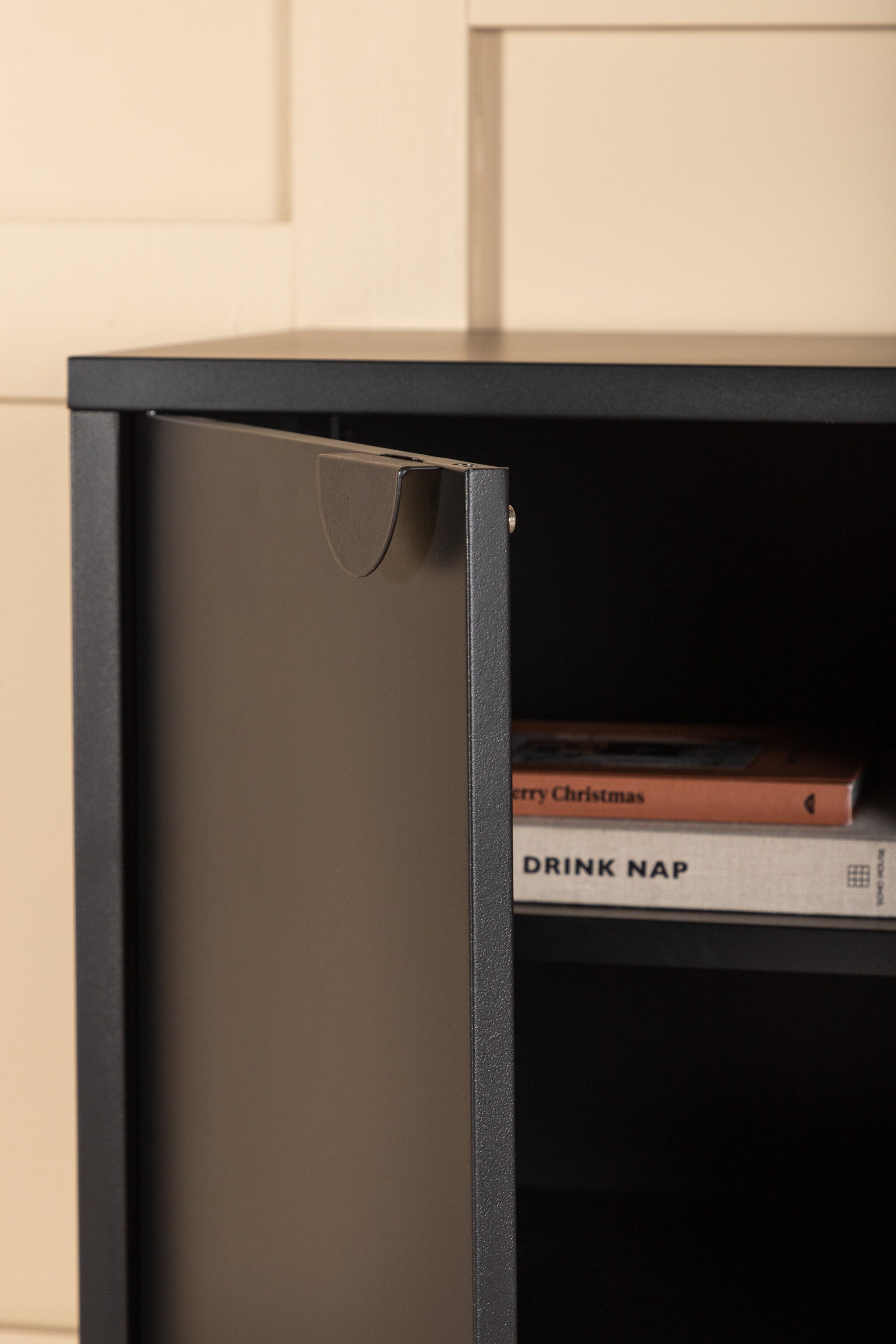 Piring TV Ständer in Schwarz präsentiert im Onlineshop von KAQTU Design AG. TV-Möbel ist von Venture Home
