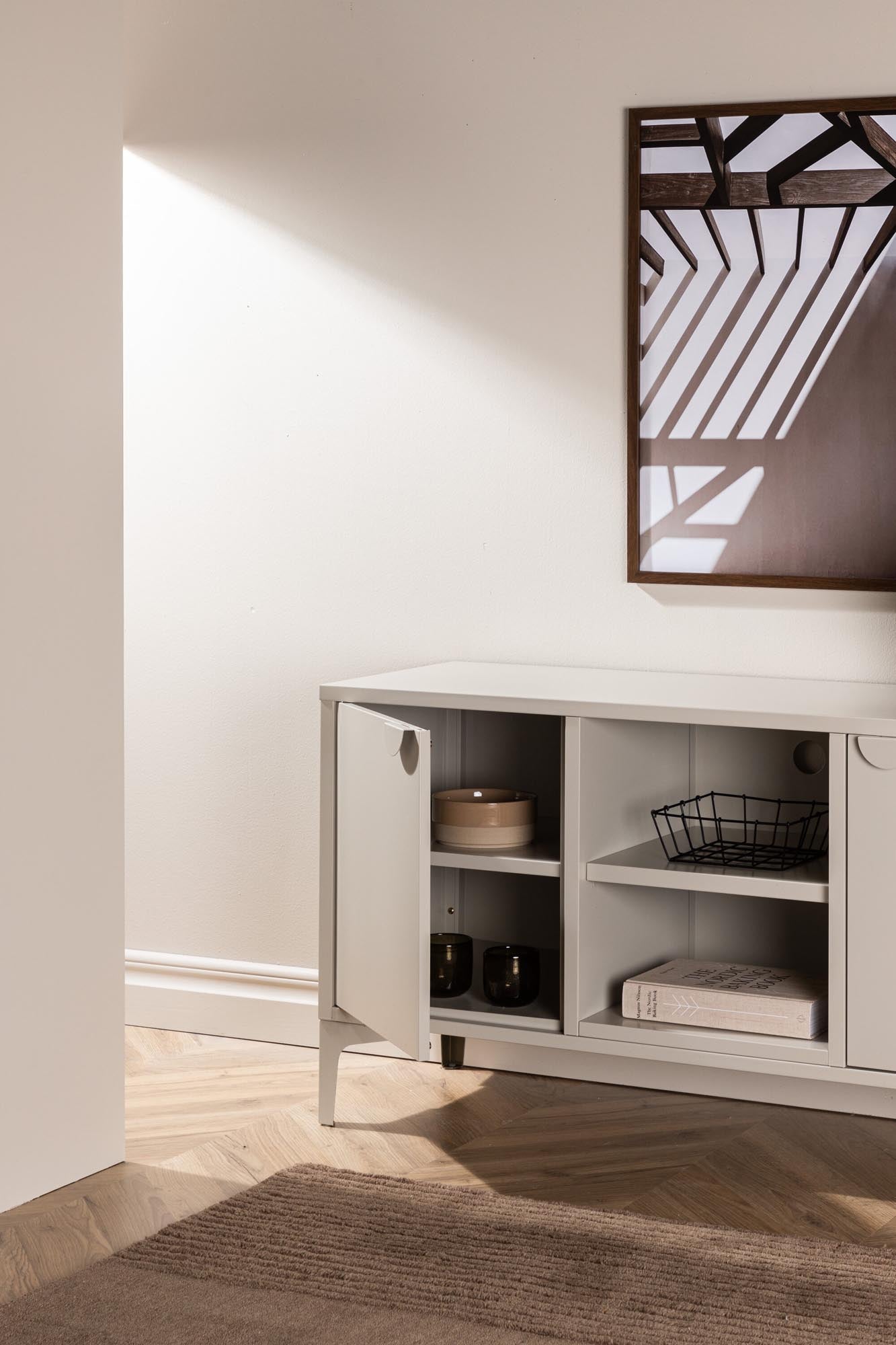 Moderne Piring TV-Bank aus hochwertigem Stahl. Langlebig, elegant und funktional mit viel Stauraum für Ihre Medien und Dekoration.