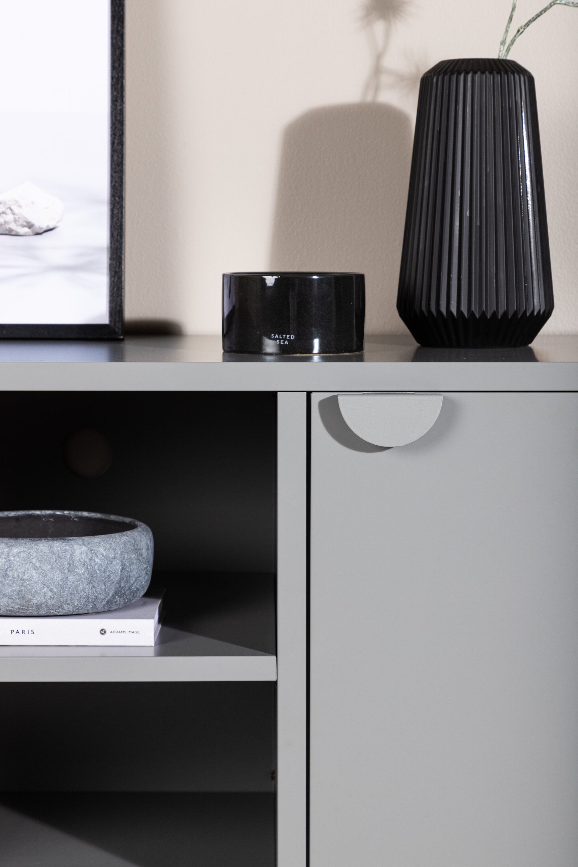 Piring TV Ständer in Hellgrau präsentiert im Onlineshop von KAQTU Design AG. TV-Möbel ist von Venture Home
