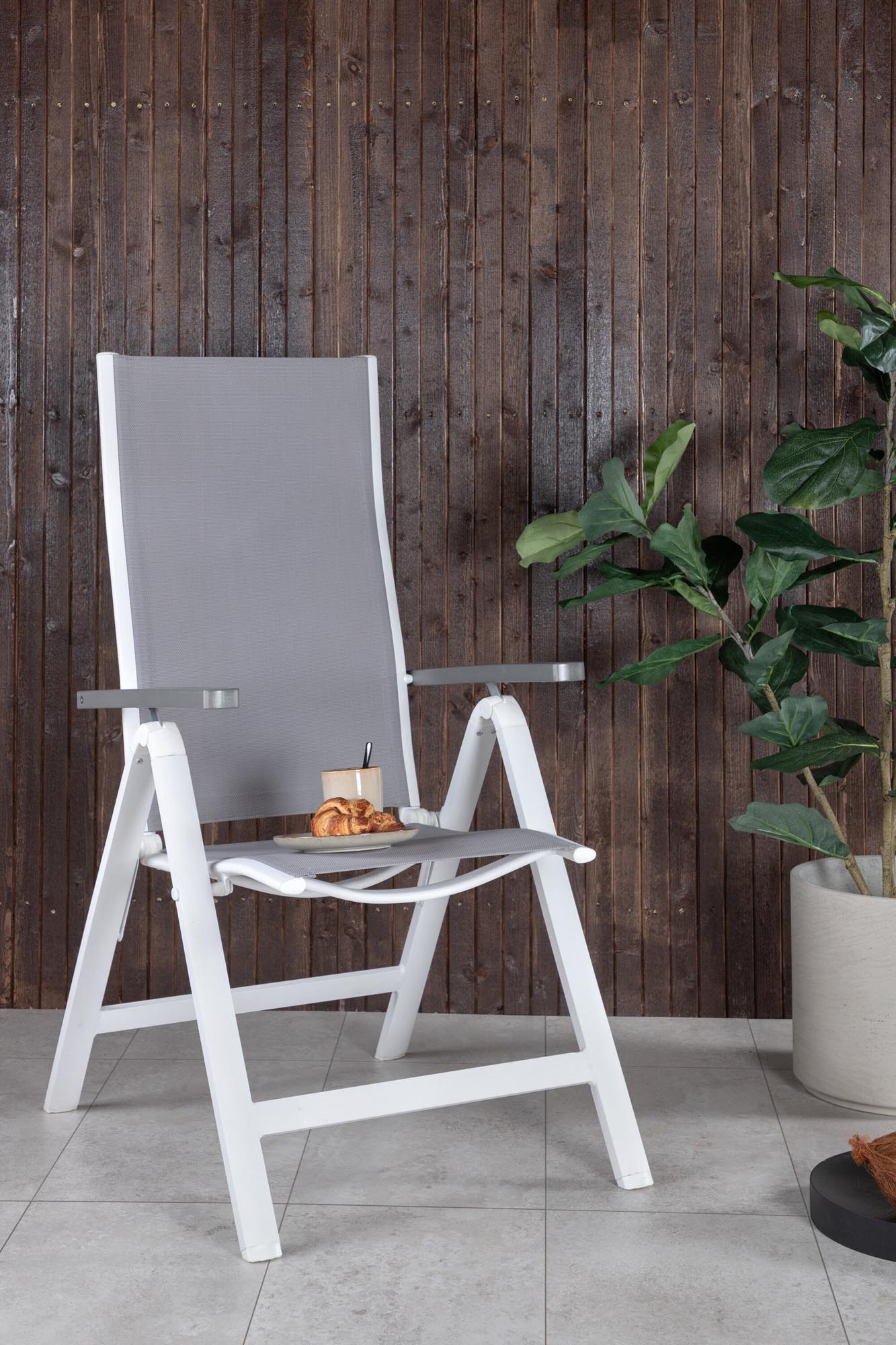 Albany Light Stuhl von Venture Home: Stilvoller Gartenstuhl mit Armlehnen, fünf Positionen und pflegeleichtem Textilene für entspannte Stunden im Freien.