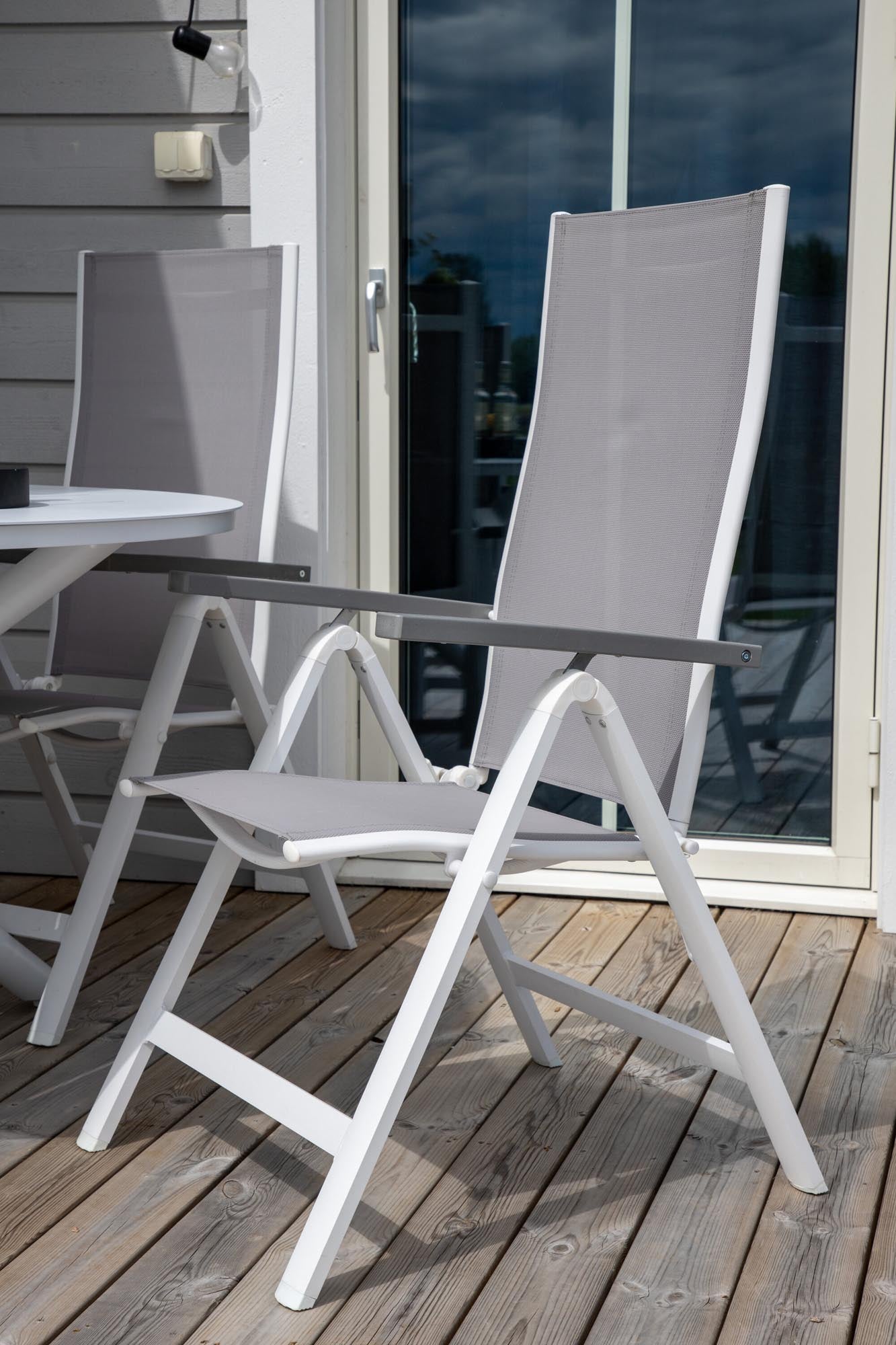 Albany Light Stuhl in Grau präsentiert im Onlineshop von KAQTU Design AG. Gartenstuhl mit Armlehnen ist von Venture Home
