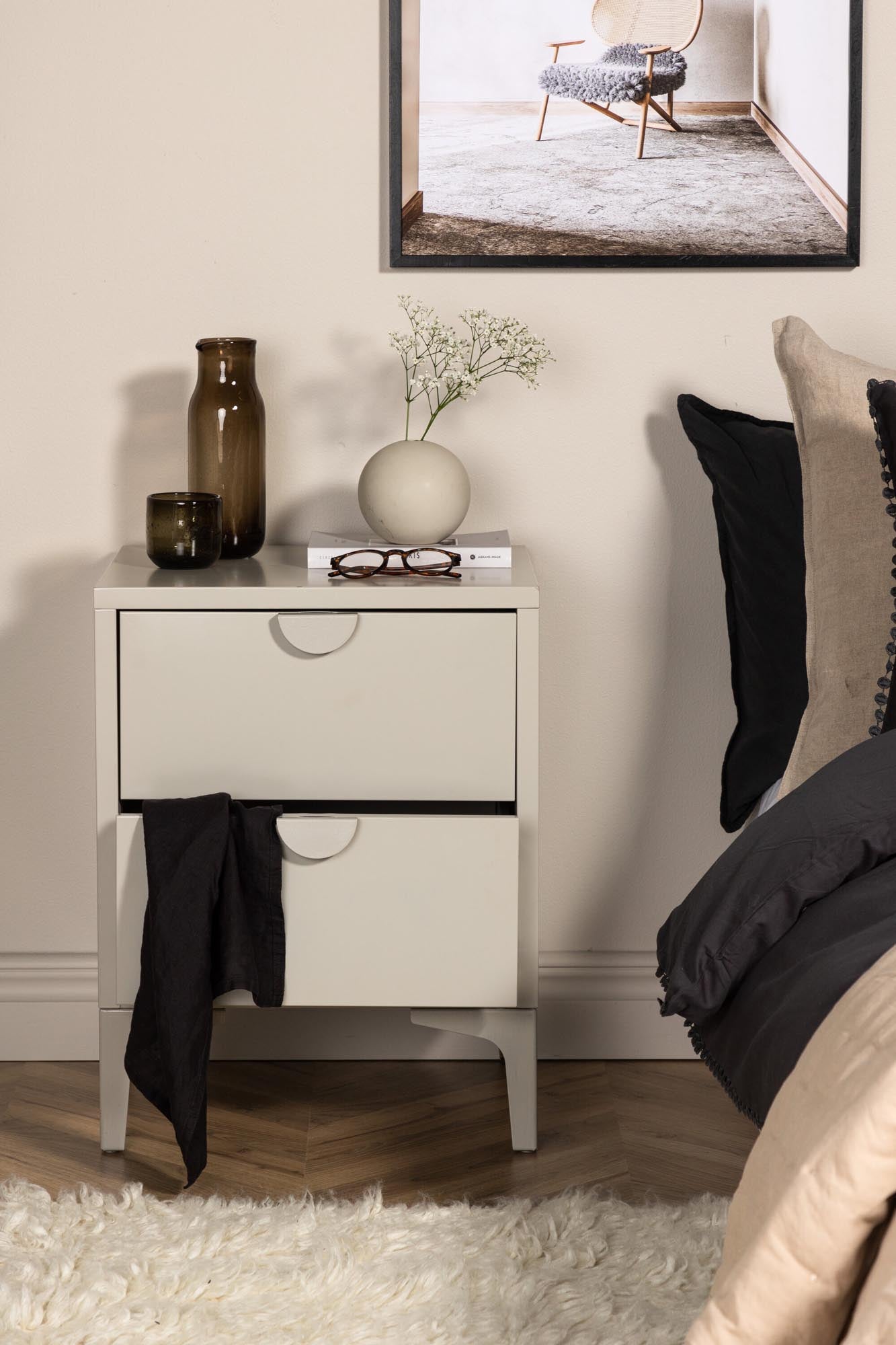 Entdecken Sie den Piring 2 Korpus von Venture Home: Robuster Stahl, elegante beige Oberfläche und praktische Aufbewahrungslösungen für jeden Raum.