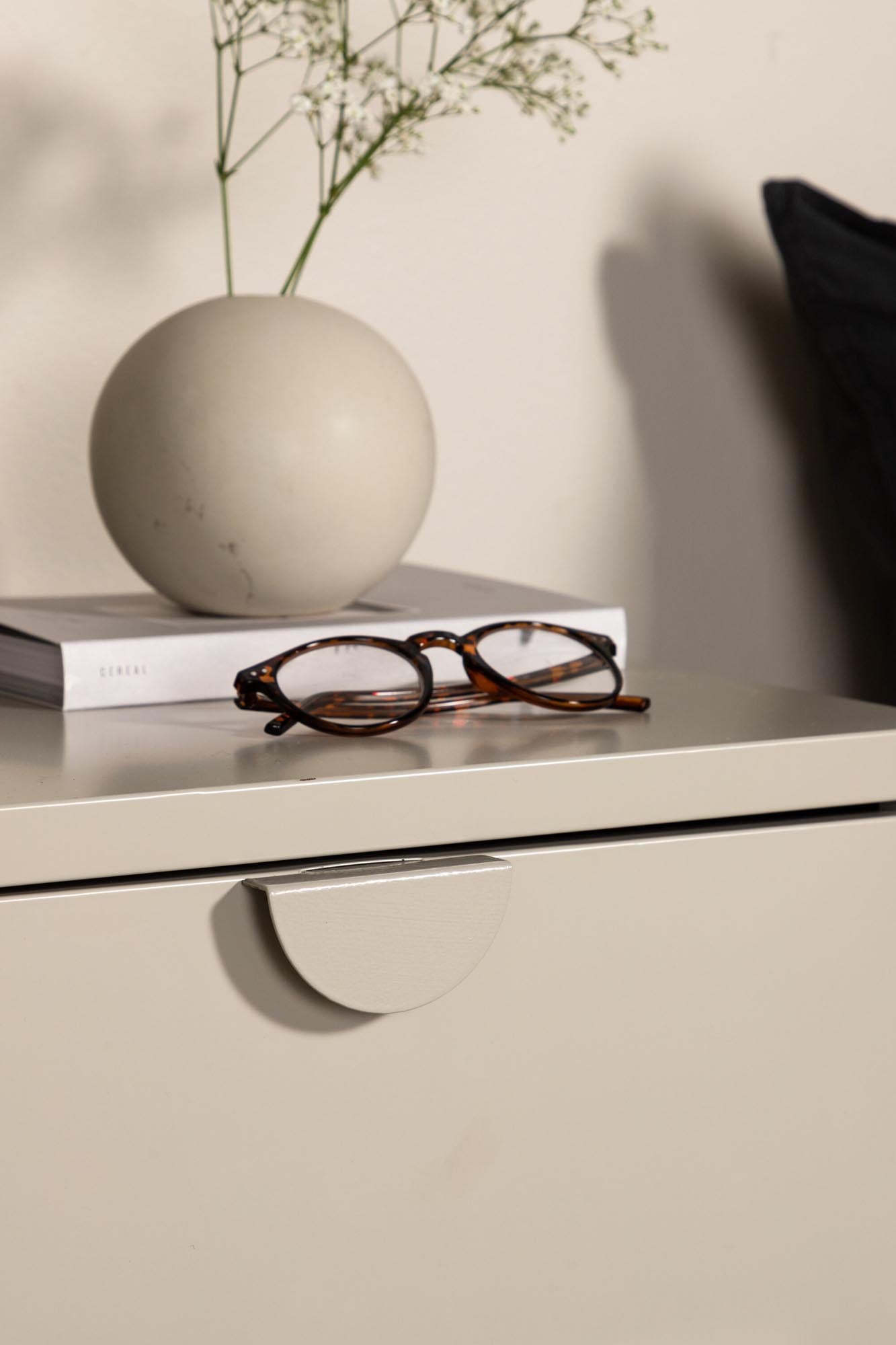 Erleben Sie den Piring 2 Korpus von Venture Home: Stilvolles Design, langlebiger Stahl und clevere Aufbewahrung für ein modernes Zuhause.