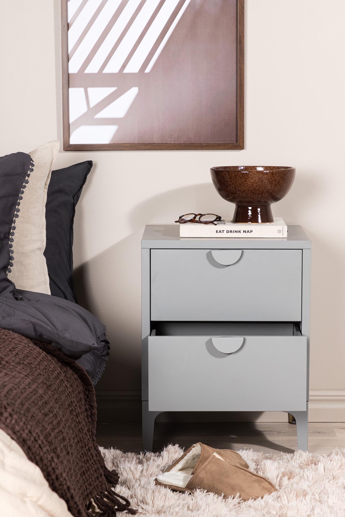 Erleben Sie den Piring 2 Korpus von Venture Home: Robuster Stahl, elegante beige Oberfläche, praktische Schubladen und vielseitige Einsatzmöglichkeiten für Ihr Zuhause.