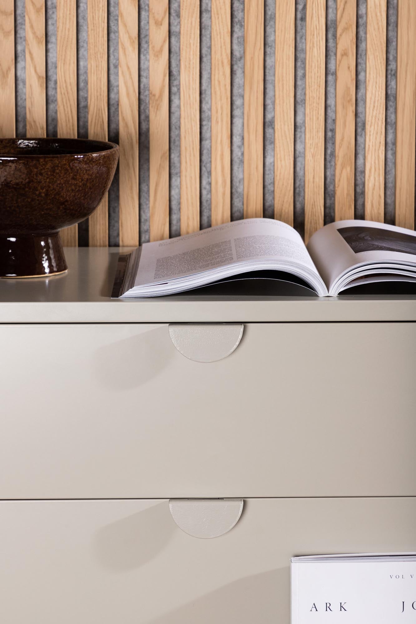 Der Piring 4 Korpus von Venture Home bietet stilvolle Funktionalität mit modernem Design, ideal für jedes Zuhause.