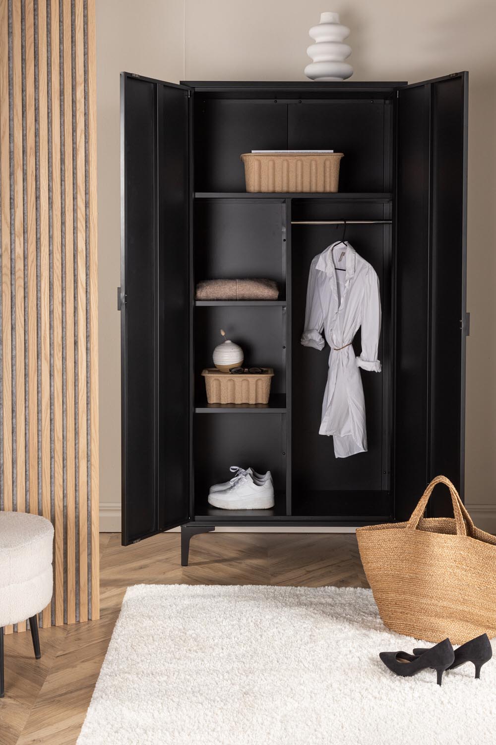 Piring Garderobe in Schwarz präsentiert im Onlineshop von KAQTU Design AG. Drehtürenschrank ist von Venture Home