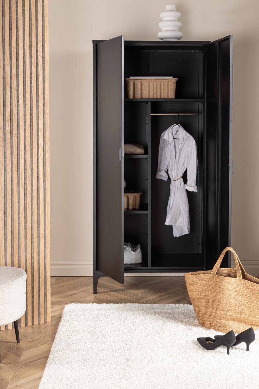 Piring Garderobe in Schwarz präsentiert im Onlineshop von KAQTU Design AG. Drehtürenschrank ist von Venture Home