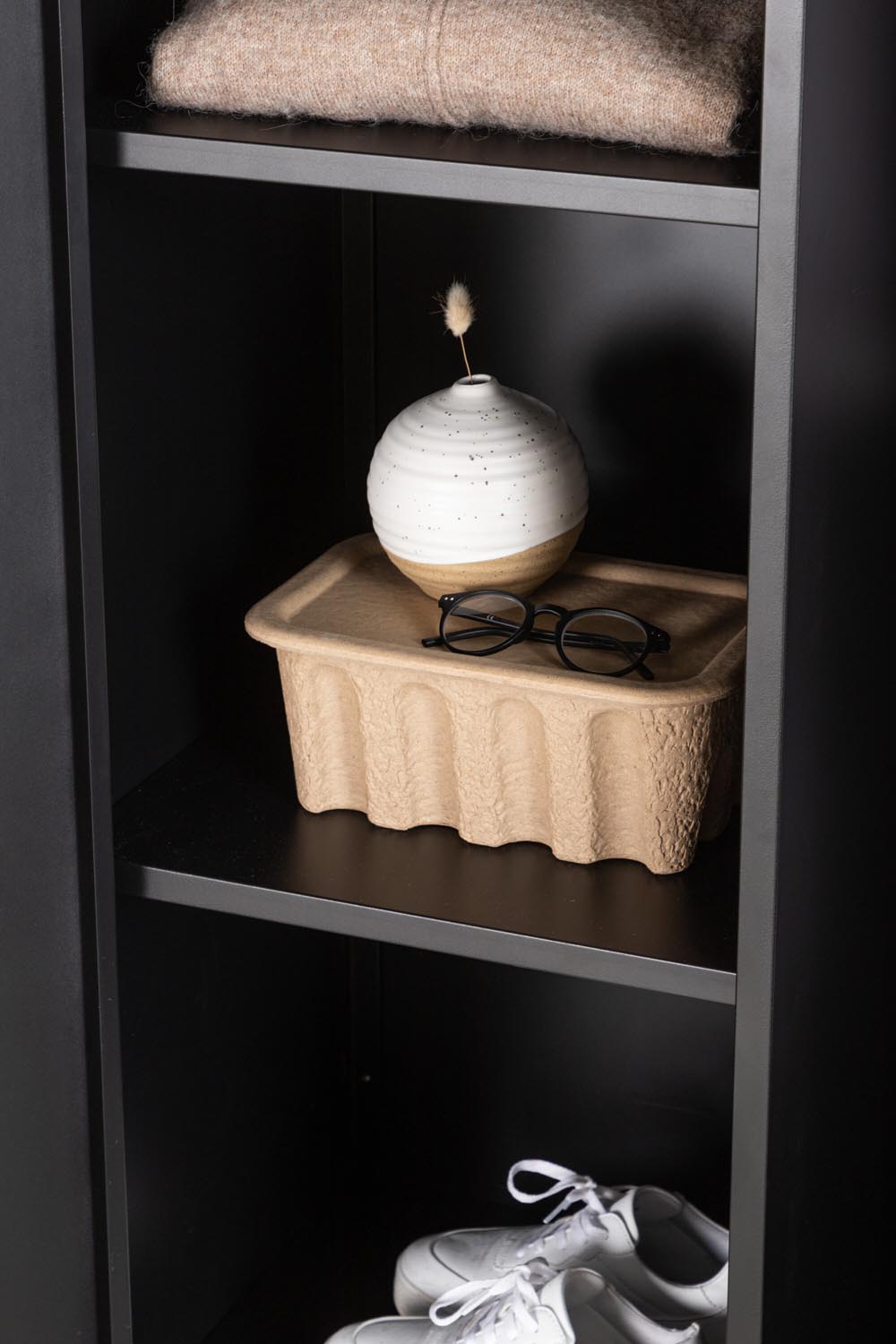 Piring Garderobe in Schwarz präsentiert im Onlineshop von KAQTU Design AG. Drehtürenschrank ist von Venture Home