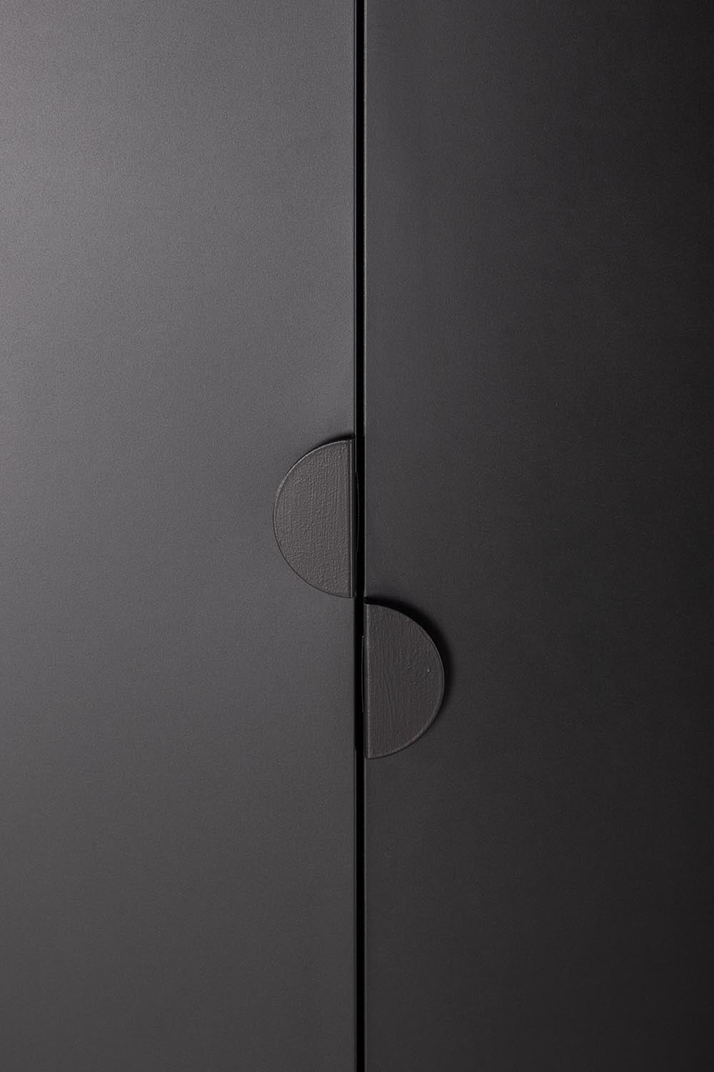Piring Garderobe in Schwarz präsentiert im Onlineshop von KAQTU Design AG. Drehtürenschrank ist von Venture Home
