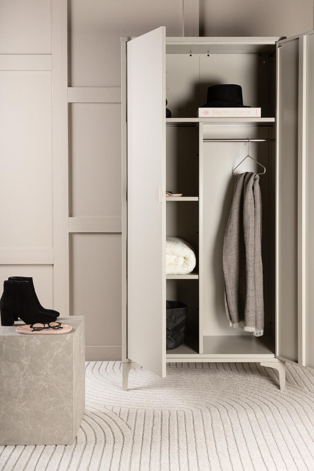 Piring Garderobe in Beige präsentiert im Onlineshop von KAQTU Design AG. Drehtürenschrank ist von Venture Home