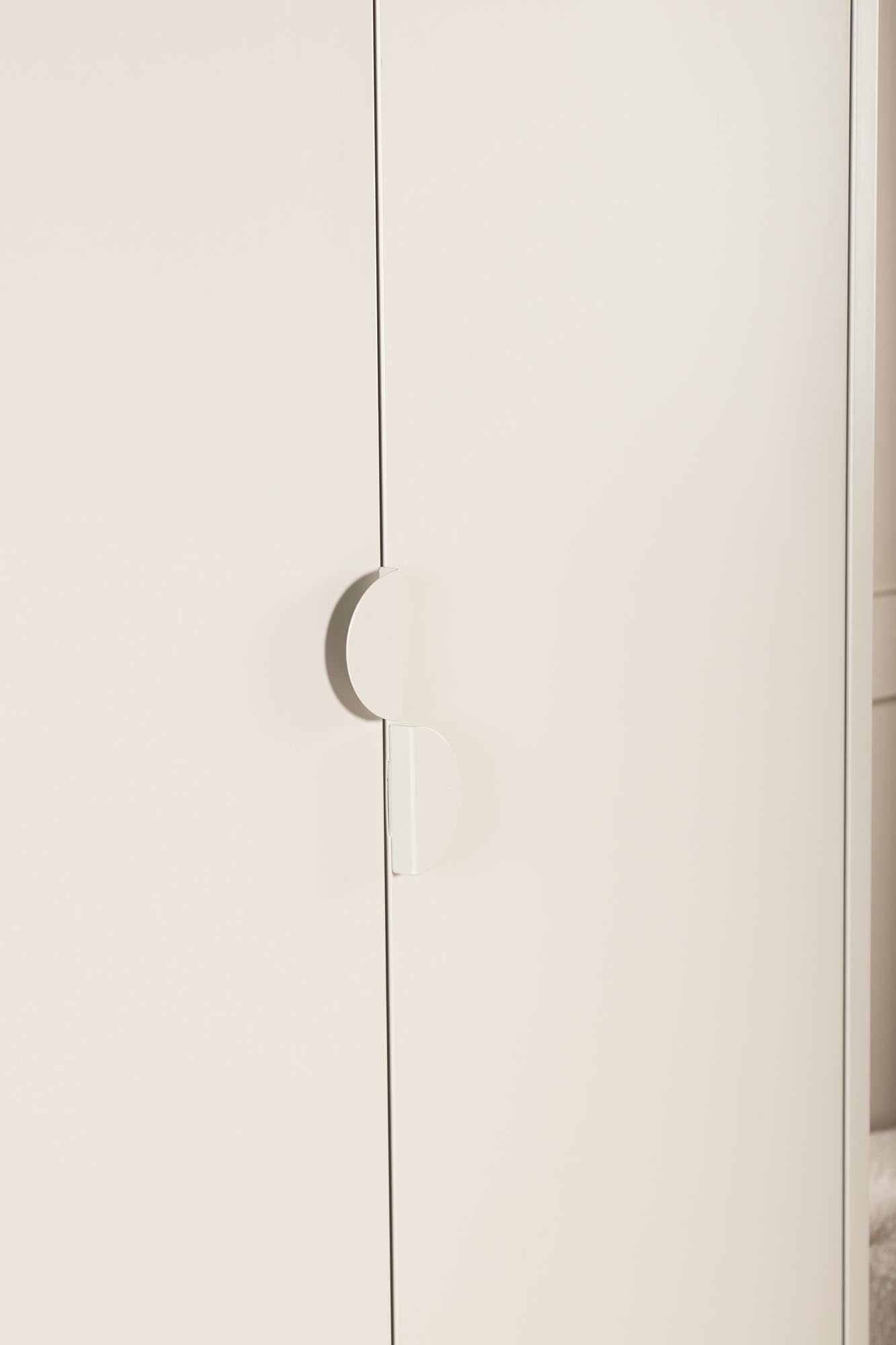 Elegante Piring Garderobe von Venture Home in hochwertigem Stahl. Praktische Stauraumlösungen und luftiges Design für Ihr Schlafzimmer.
