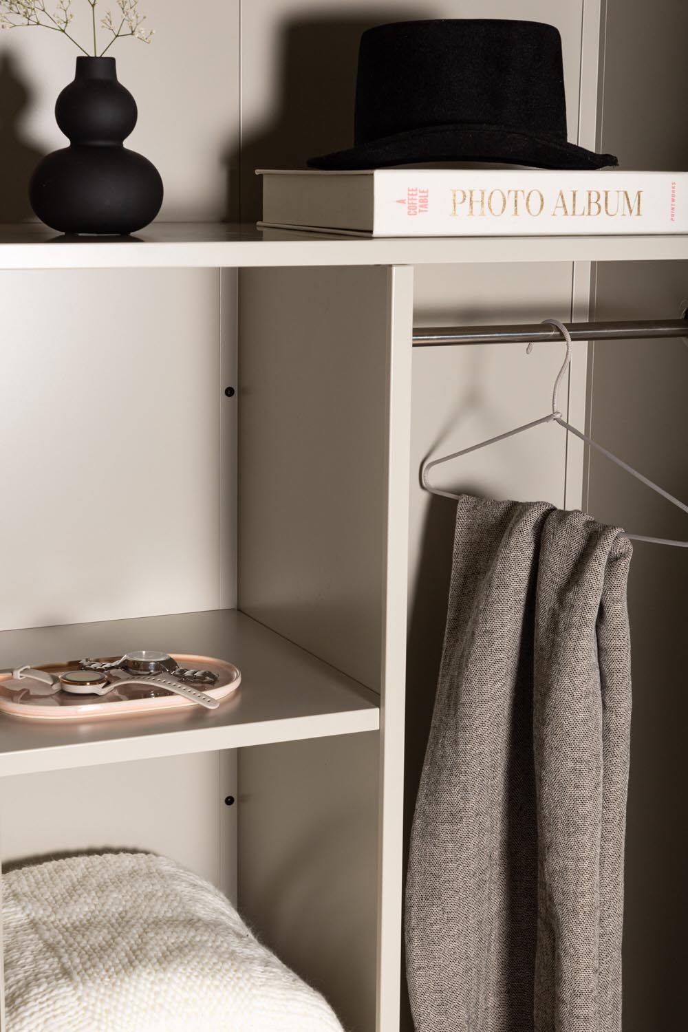 Piring Garderobe in Beige präsentiert im Onlineshop von KAQTU Design AG. Drehtürenschrank ist von Venture Home