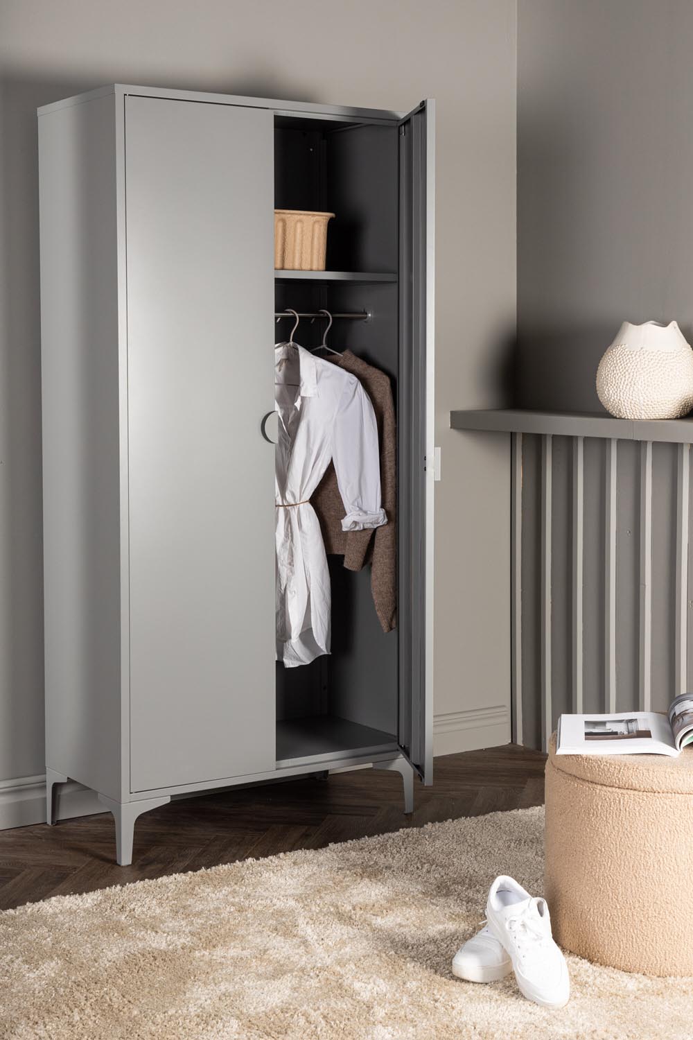 Piring Garderobe in Hellgrau präsentiert im Onlineshop von KAQTU Design AG. Drehtürenschrank ist von Venture Home