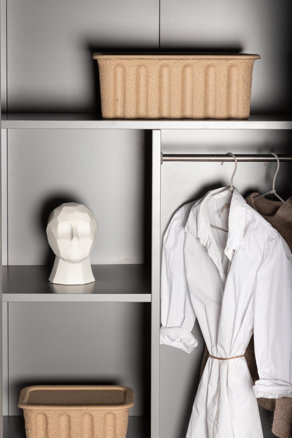 Piring Garderobe in Hellgrau präsentiert im Onlineshop von KAQTU Design AG. Drehtürenschrank ist von Venture Home