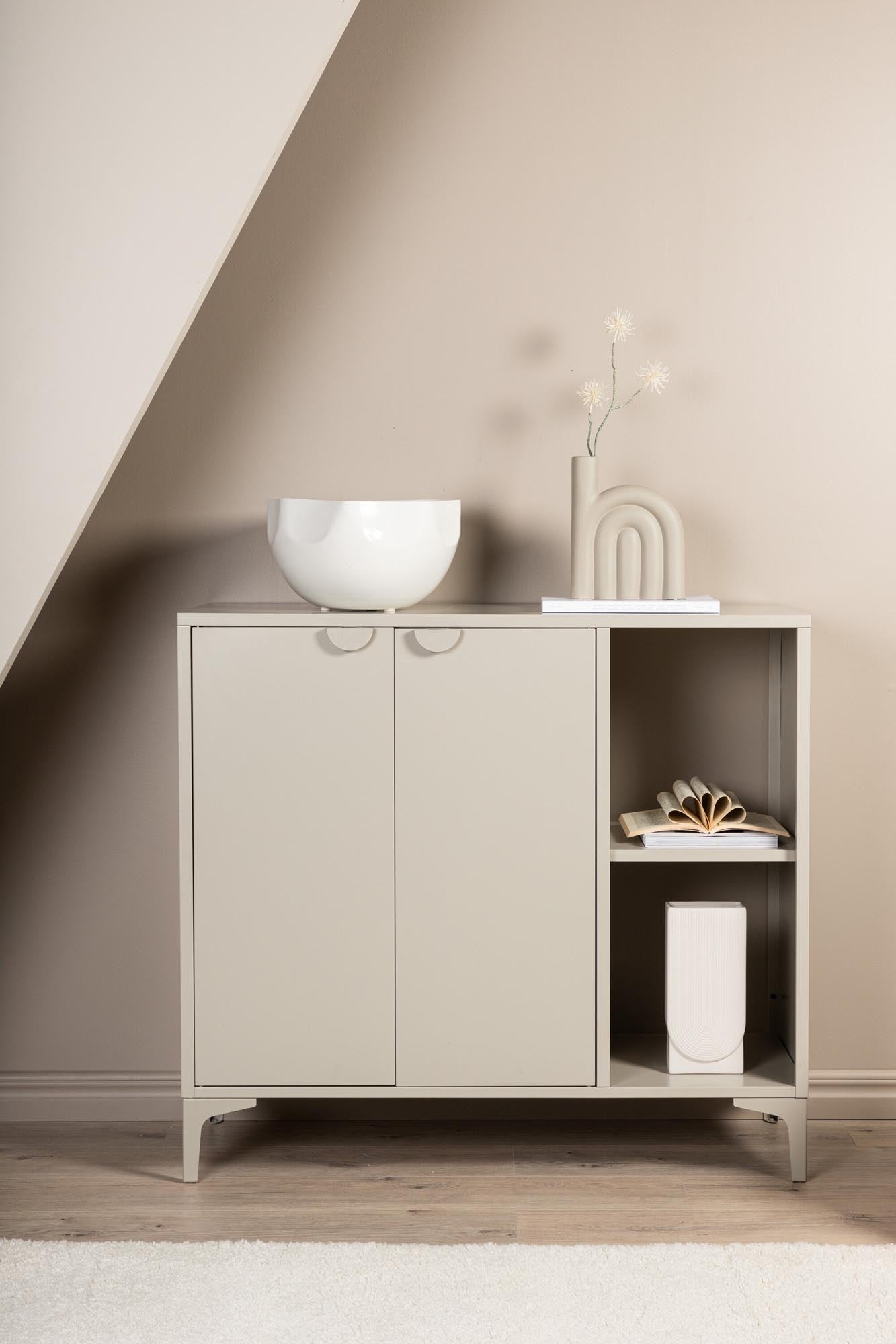 Die Piring Kommode von Venture Home vereint stilvolles Reliefdesign mit langlebigem Stahl, ideal für jeden Raum und vielseitige Nutzung.