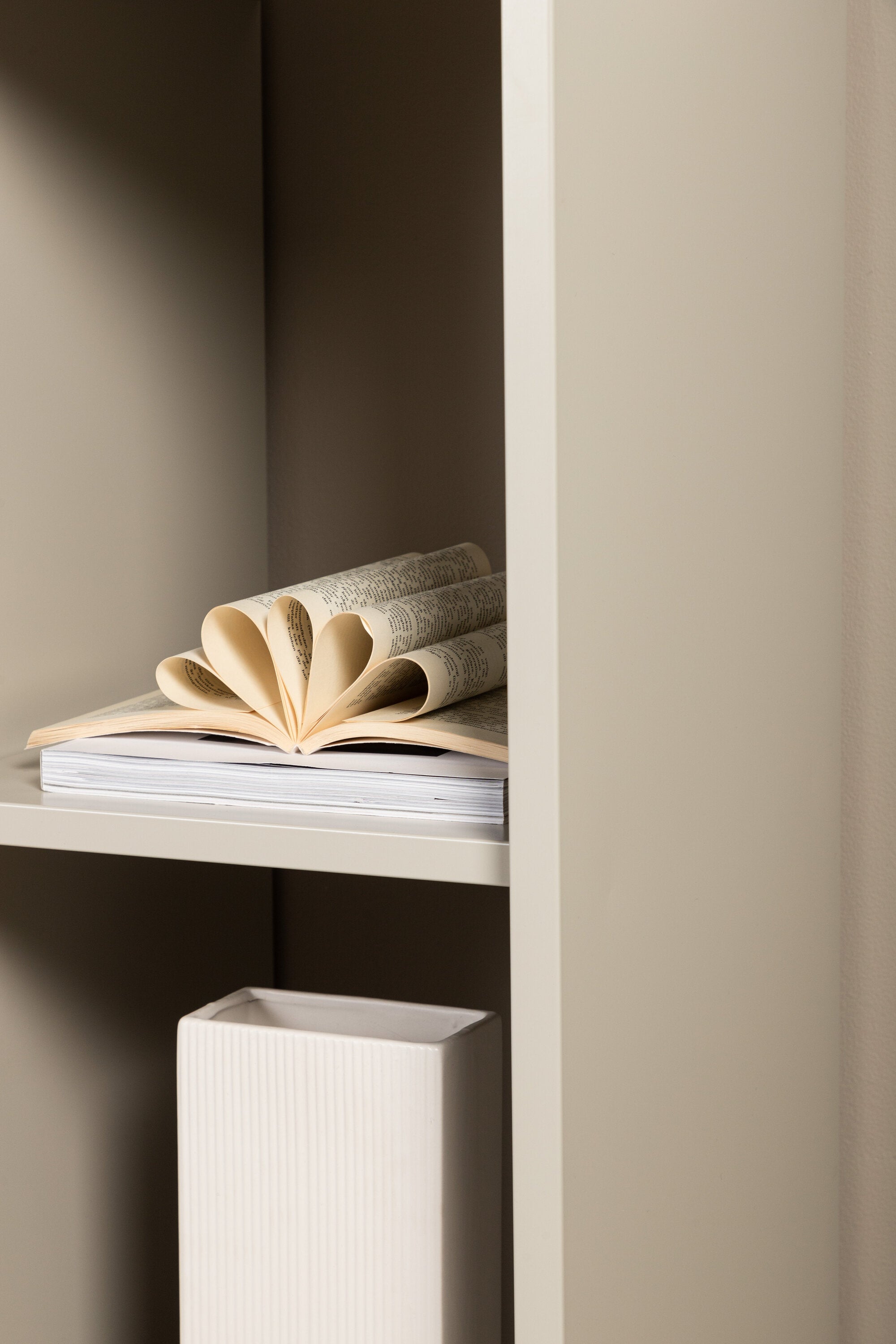 Piring Kommode in Beige präsentiert im Onlineshop von KAQTU Design AG. Cabinet ist von Venture Home