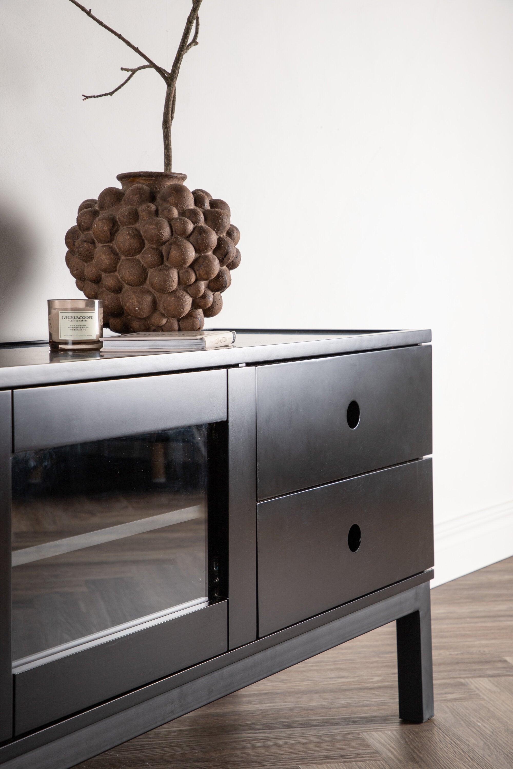 Alcoa Kabinett in Schwarz präsentiert im Onlineshop von KAQTU Design AG. Regal Zubehör ist von Venture Home