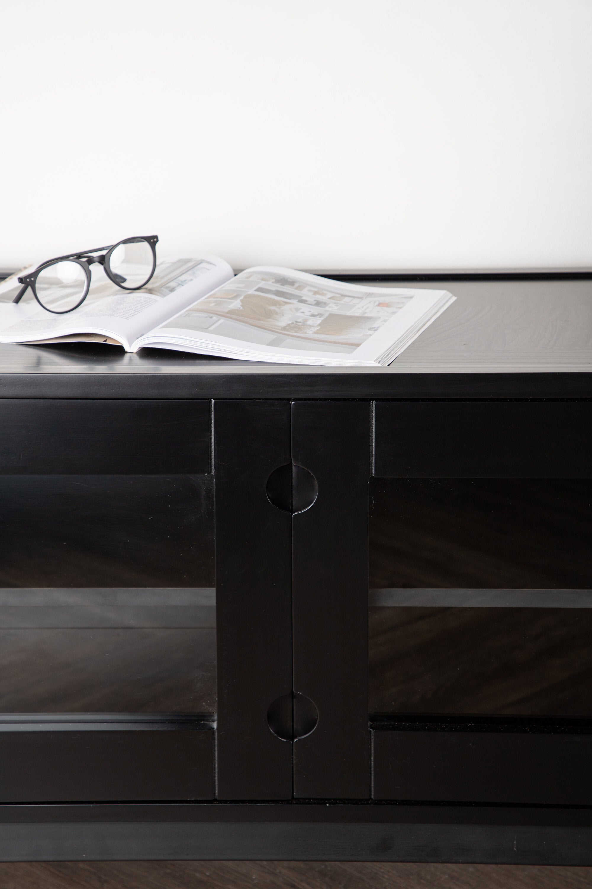 Alcoa Kabinett in Schwarz präsentiert im Onlineshop von KAQTU Design AG. Regal Zubehör ist von Venture Home
