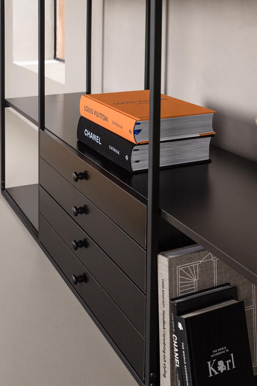 Amaraillo Schrank in Schwarz präsentiert im Onlineshop von KAQTU Design AG. Cabinet ist von Venture Home