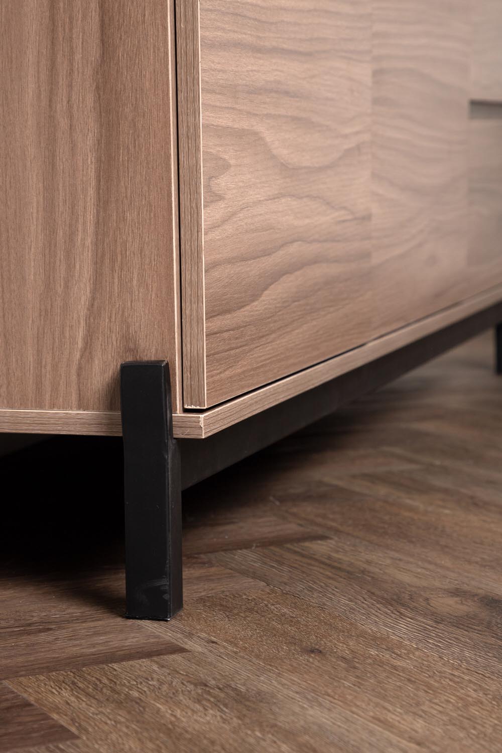 Corpus Sideboard in Nussbaum präsentiert im Onlineshop von KAQTU Design AG. Sideboard ist von Venture Home