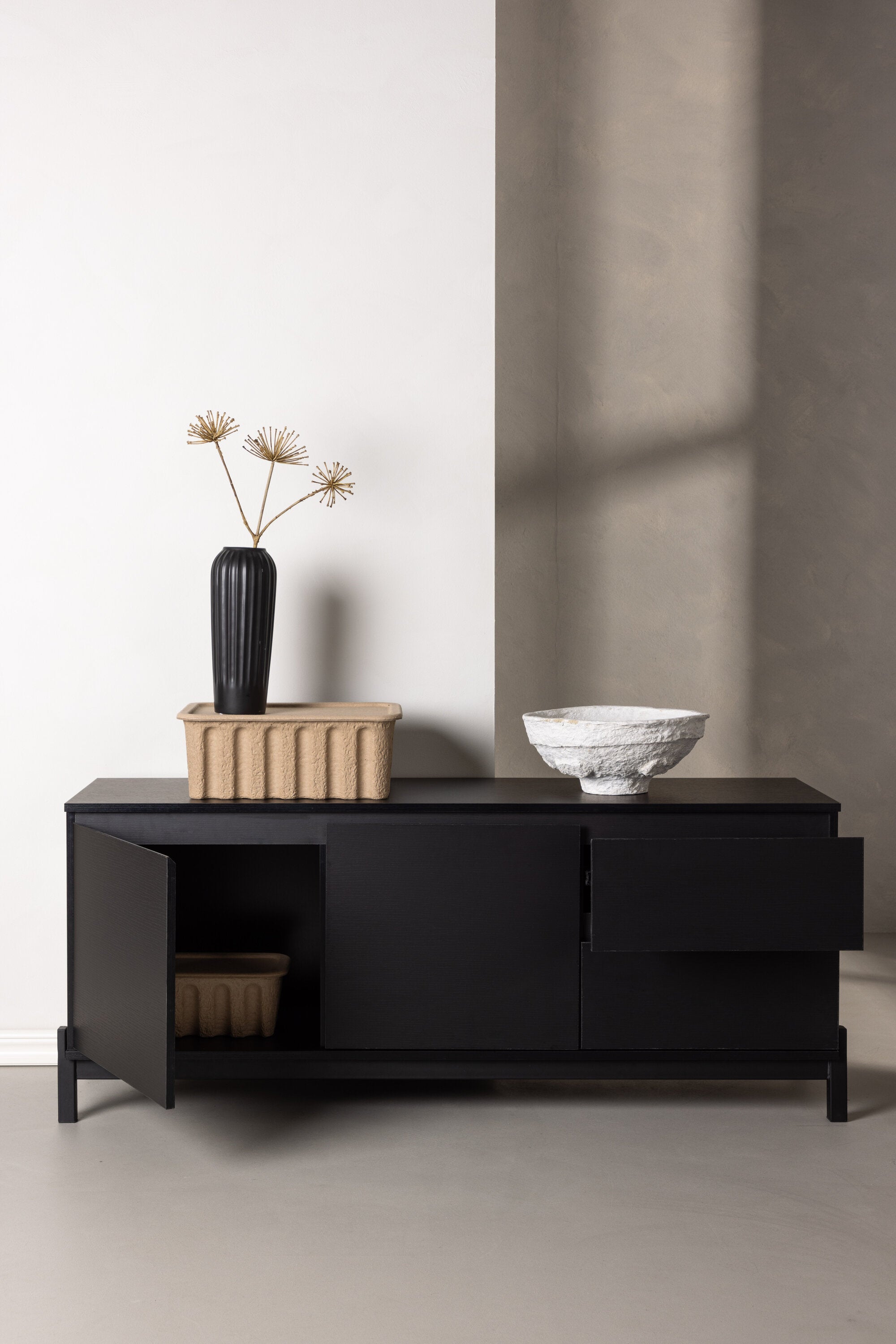 Corpus Sideboard in Schwarz präsentiert im Onlineshop von KAQTU Design AG. Sideboard ist von Venture Home