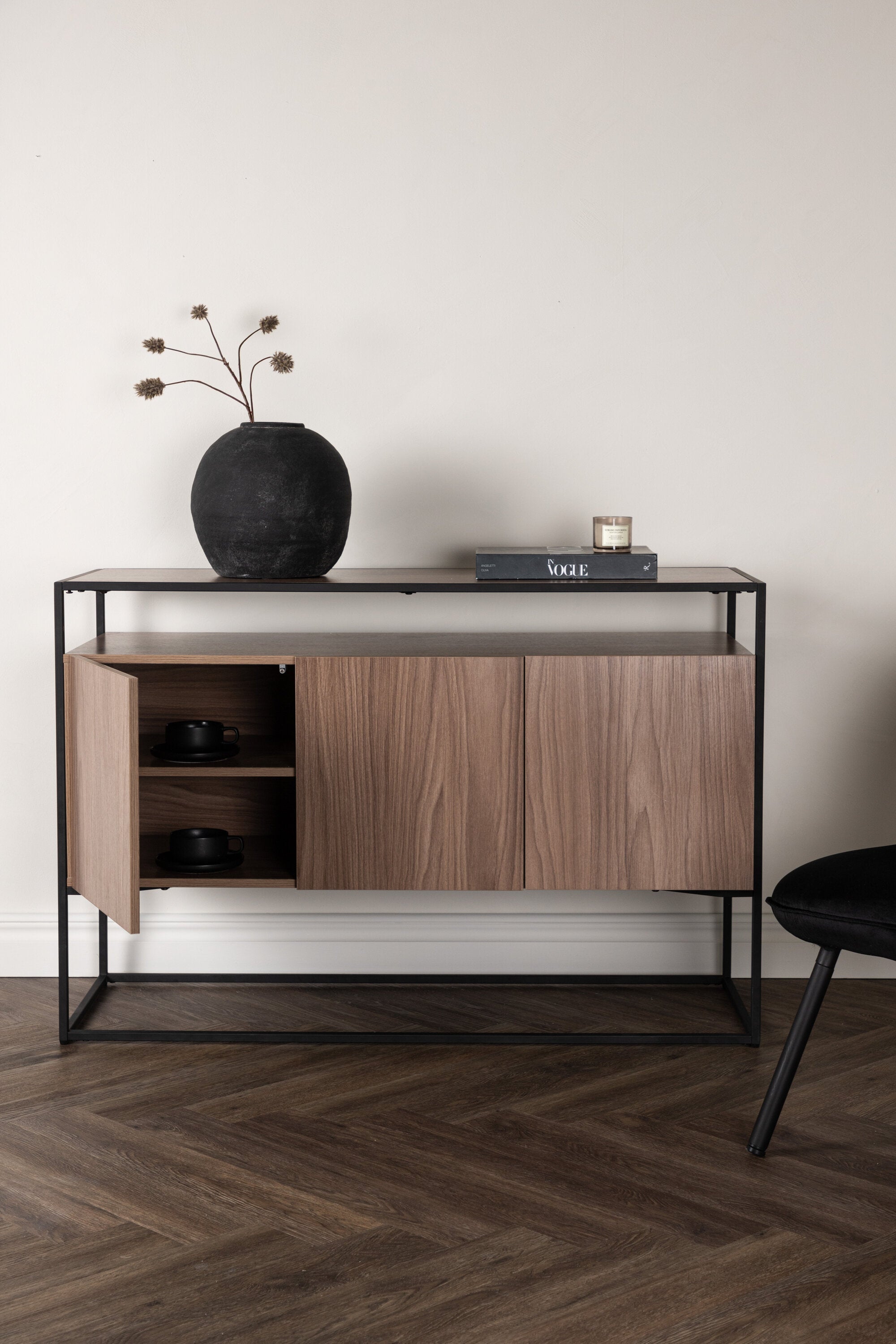 Kingsport Kabinett in Nussbaum präsentiert im Onlineshop von KAQTU Design AG. Cabinet ist von Venture Home