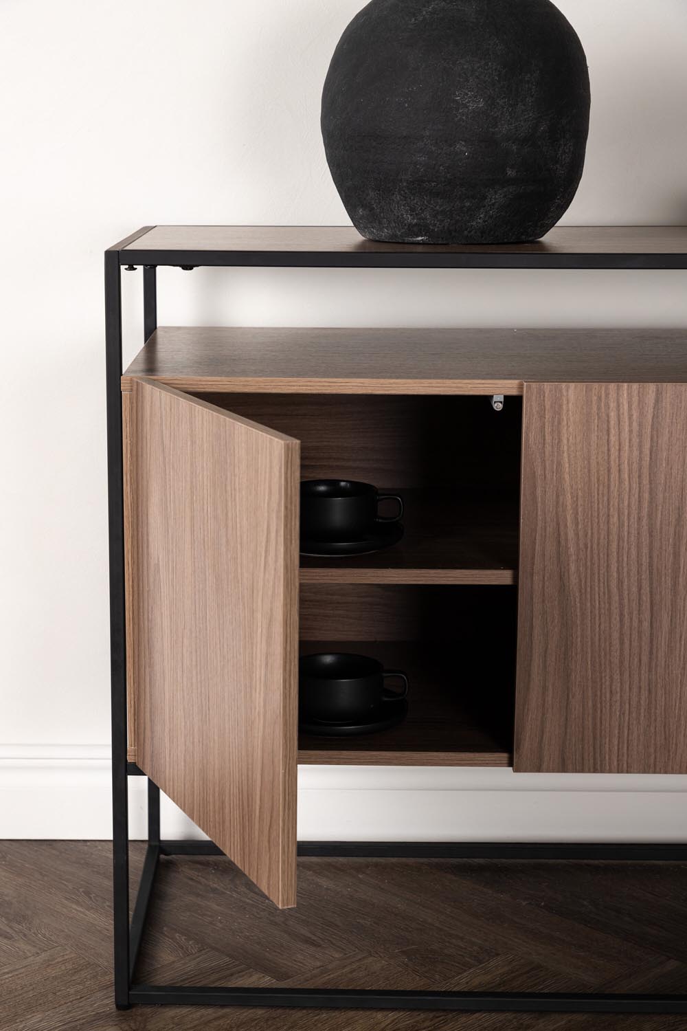 Kingsport Kabinett in Nussbaum präsentiert im Onlineshop von KAQTU Design AG. Cabinet ist von Venture Home