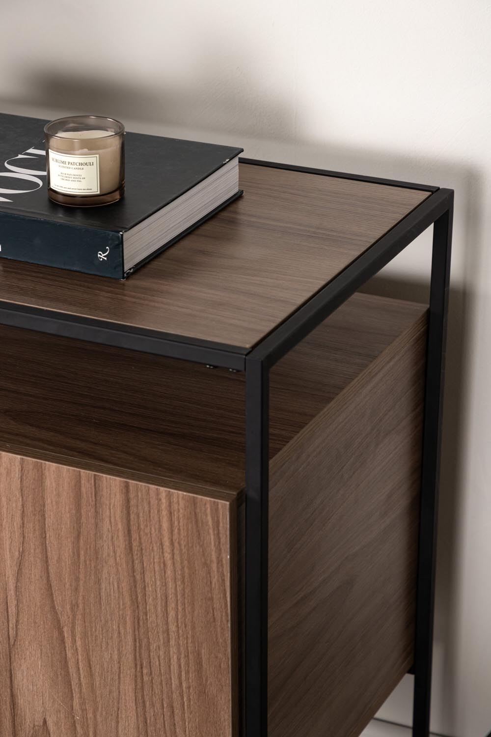 Kingsport Kabinett in Nussbaum präsentiert im Onlineshop von KAQTU Design AG. Cabinet ist von Venture Home