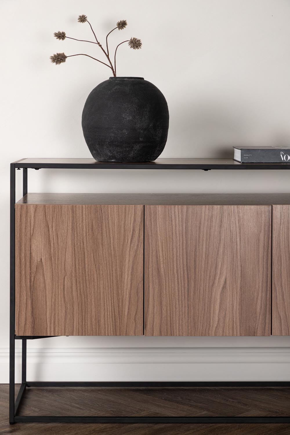 Kingsport Kabinett in Nussbaum präsentiert im Onlineshop von KAQTU Design AG. Cabinet ist von Venture Home