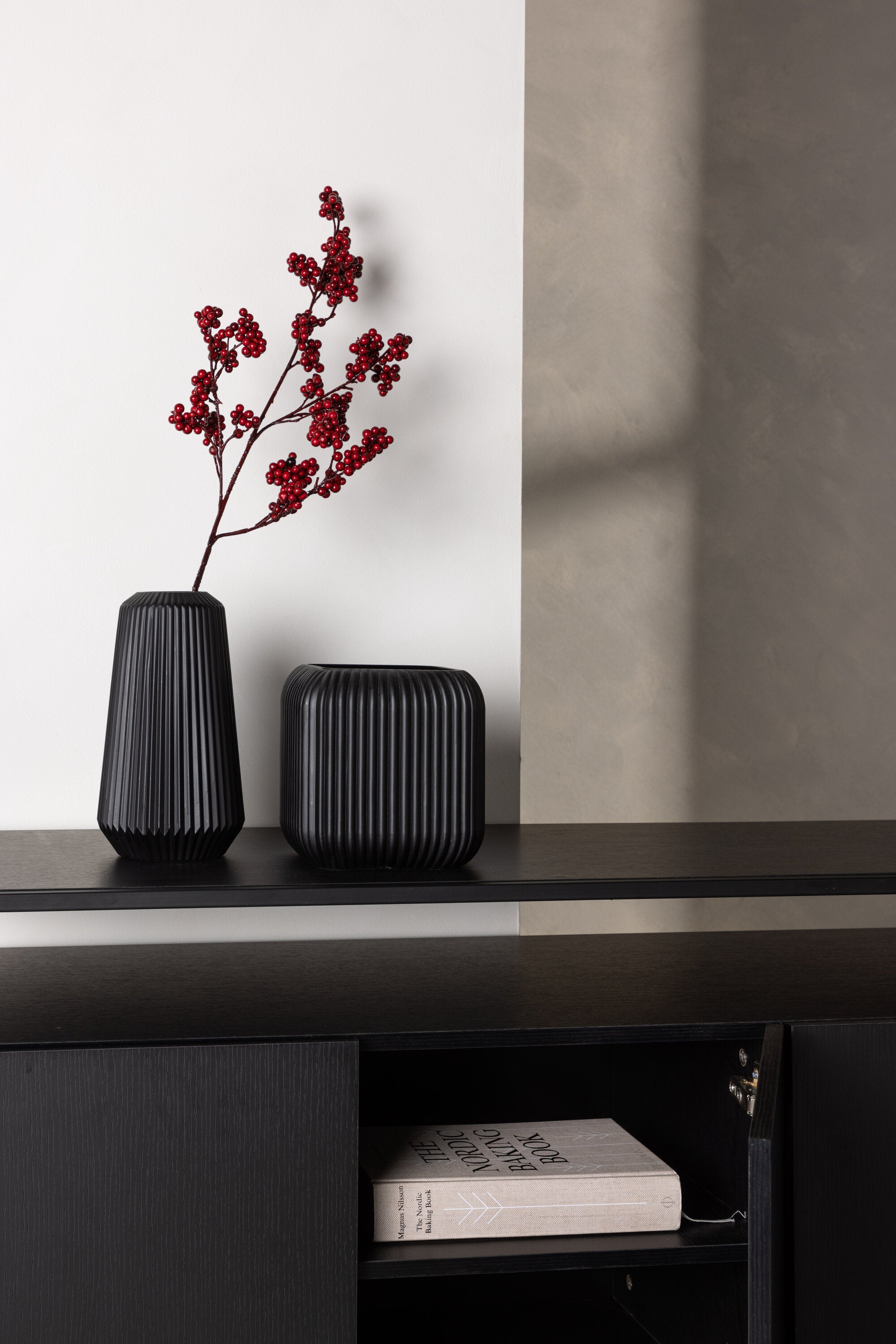 Kingsport Kabinett in Schwarz präsentiert im Onlineshop von KAQTU Design AG. Cabinet ist von Venture Home