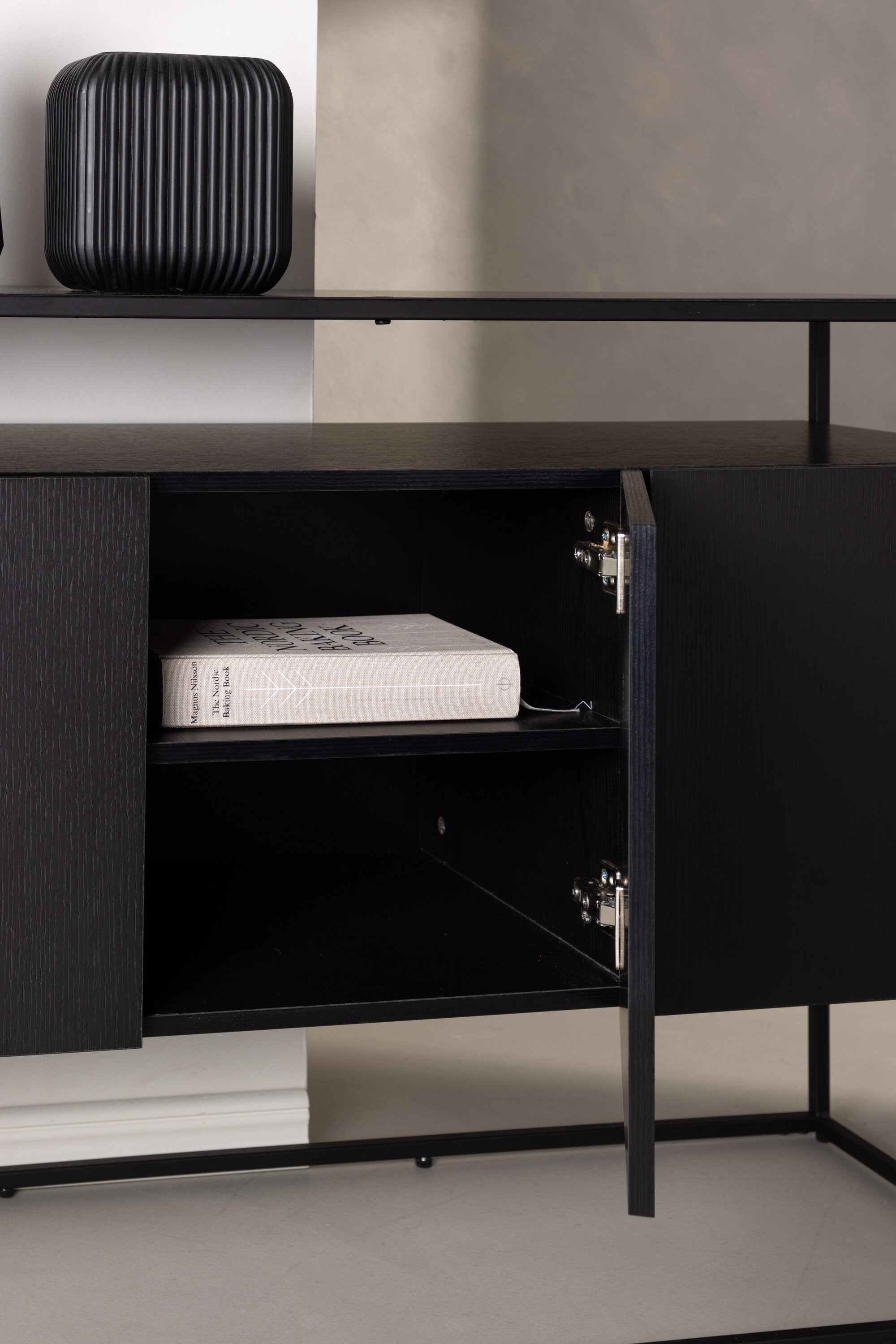 Kingsport Kabinett in Schwarz präsentiert im Onlineshop von KAQTU Design AG. Cabinet ist von Venture Home