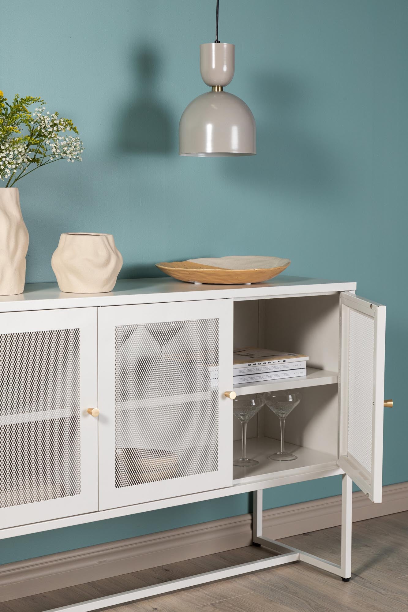 Entdecken Sie das Malla Kabinett von Venture Home – ein modernes Möbelstück mit Industriedesign, ideal für stilvolle Aufbewahrung und Präsentation.