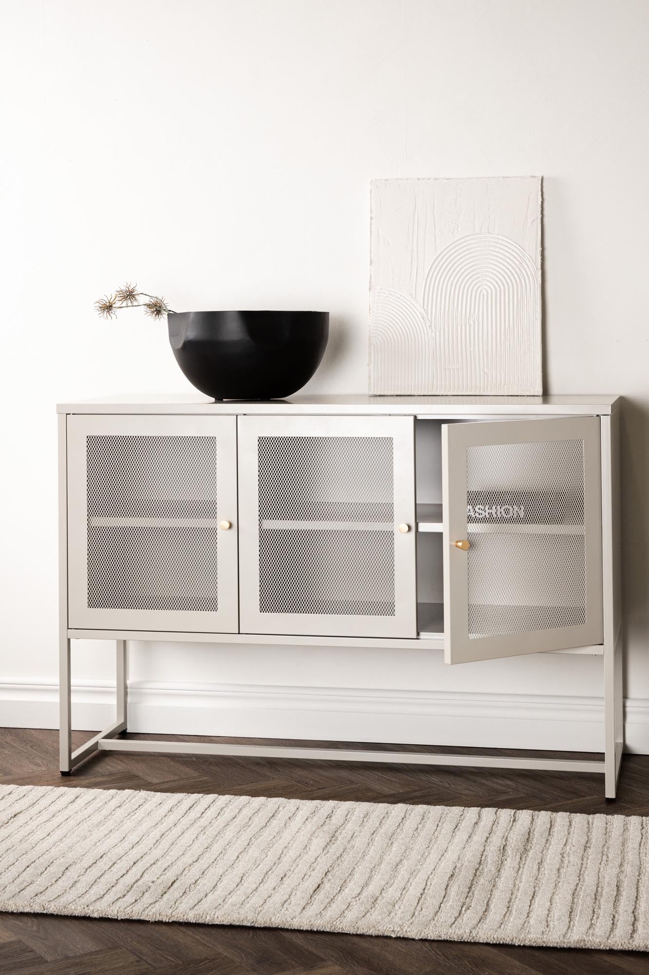 Malla Kabinett von Venture Home: Modernes Industriedesign trifft auf praktische Aufbewahrungslösungen für jeden Raum.