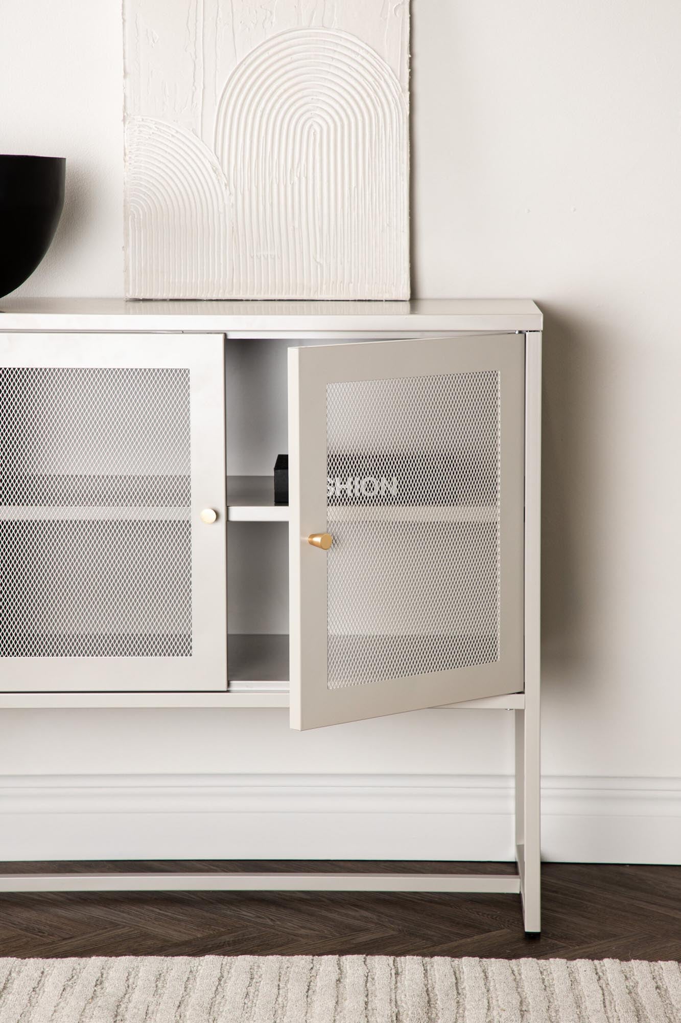 Entdecken Sie das Malla Kabinett von Venture Home: Stilvolles Industriedesign, hochwertige Materialien und großzügige Stauraummöglichkeiten für Ihr Zuhause.