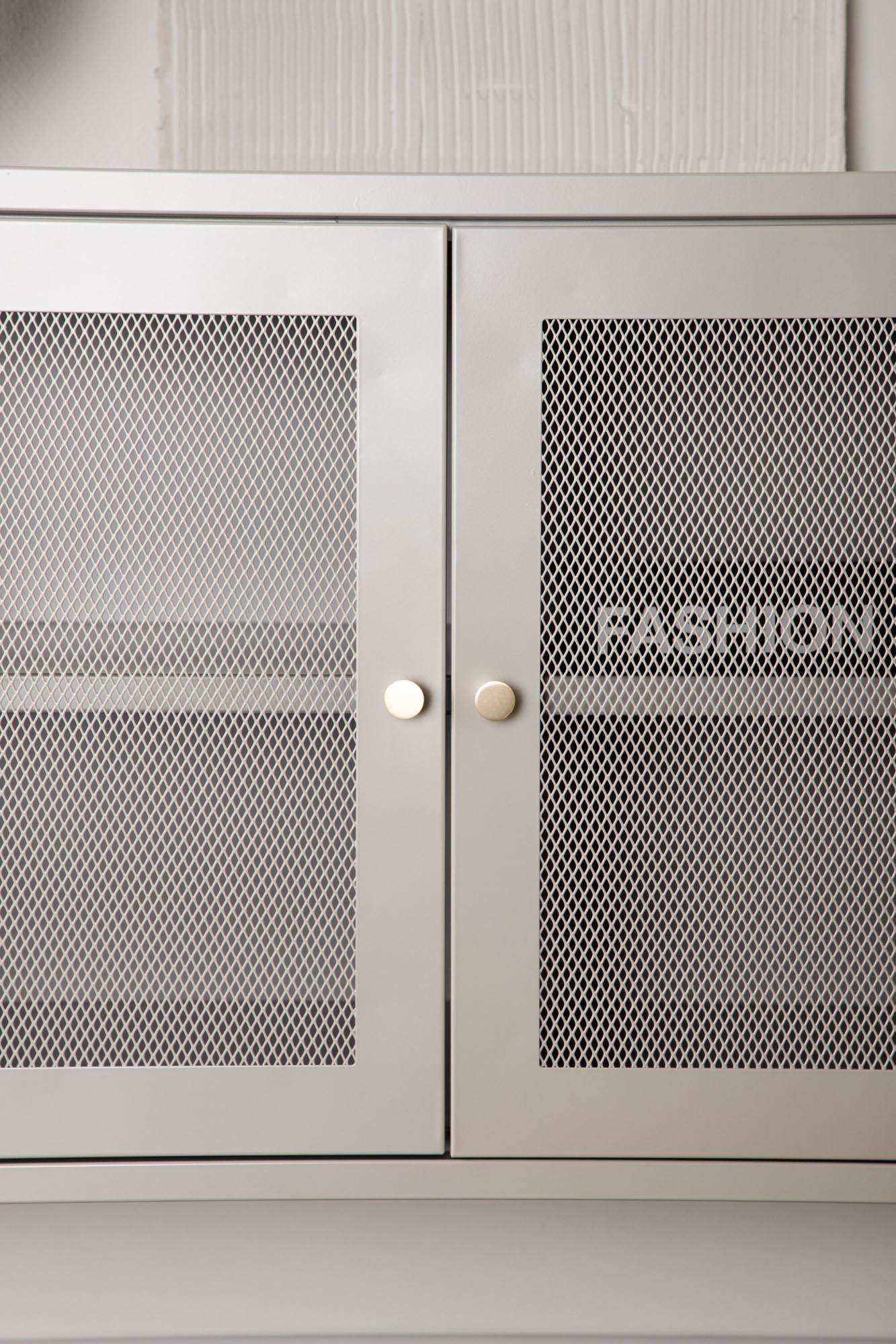 Malla Kabinett von Venture Home: Modernes Industriedesign, hochwertige Materialien und großzügige Regale für stilvolle Aufbewahrung und Präsentation.