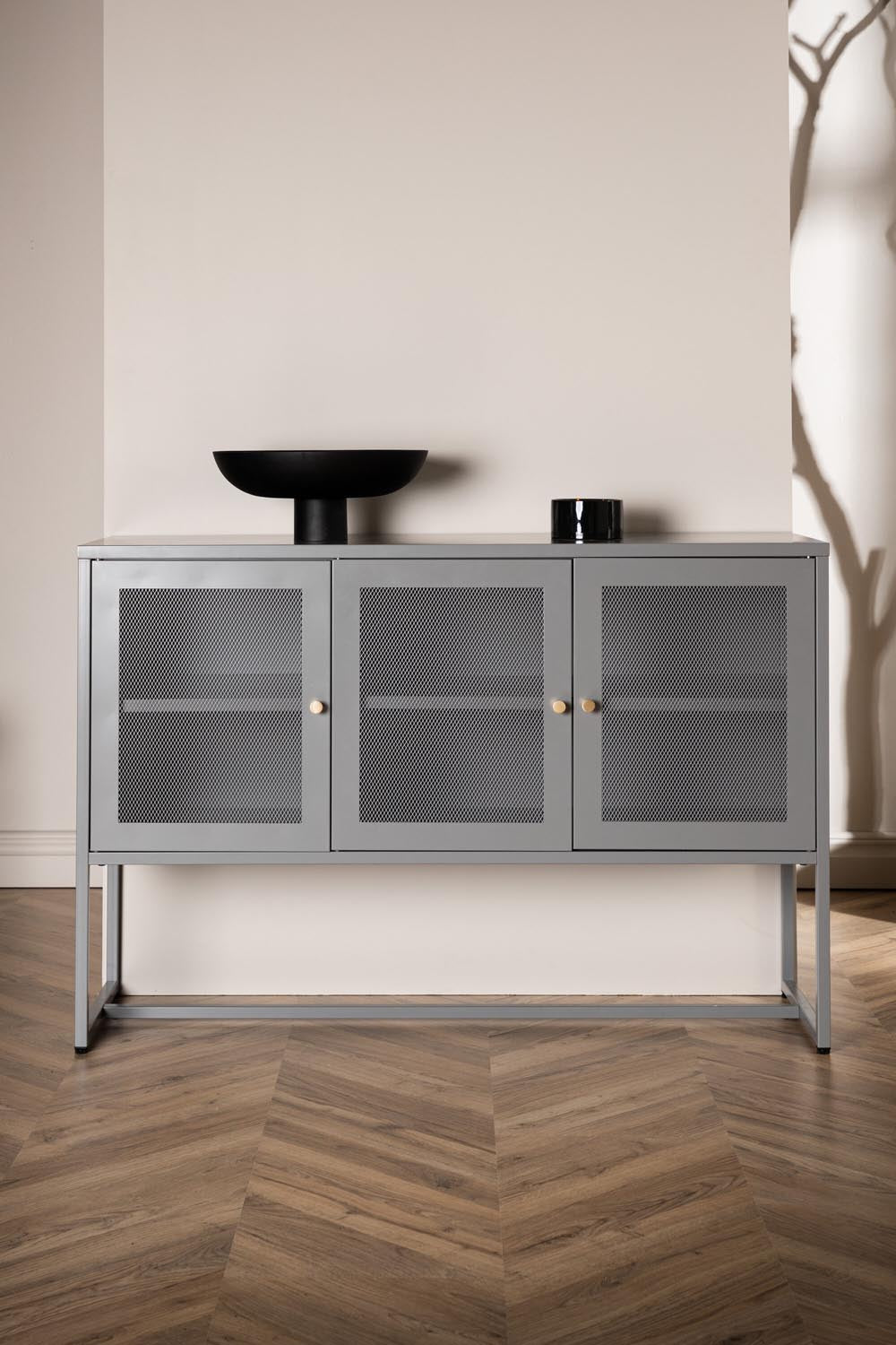 Malla Kabinett in Hellgrau präsentiert im Onlineshop von KAQTU Design AG. Cabinet ist von Venture Home