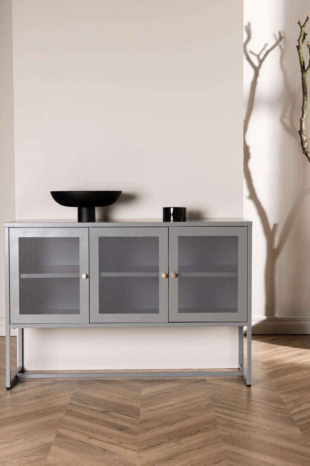 Malla Kabinett in Hellgrau präsentiert im Onlineshop von KAQTU Design AG. Cabinet ist von Venture Home