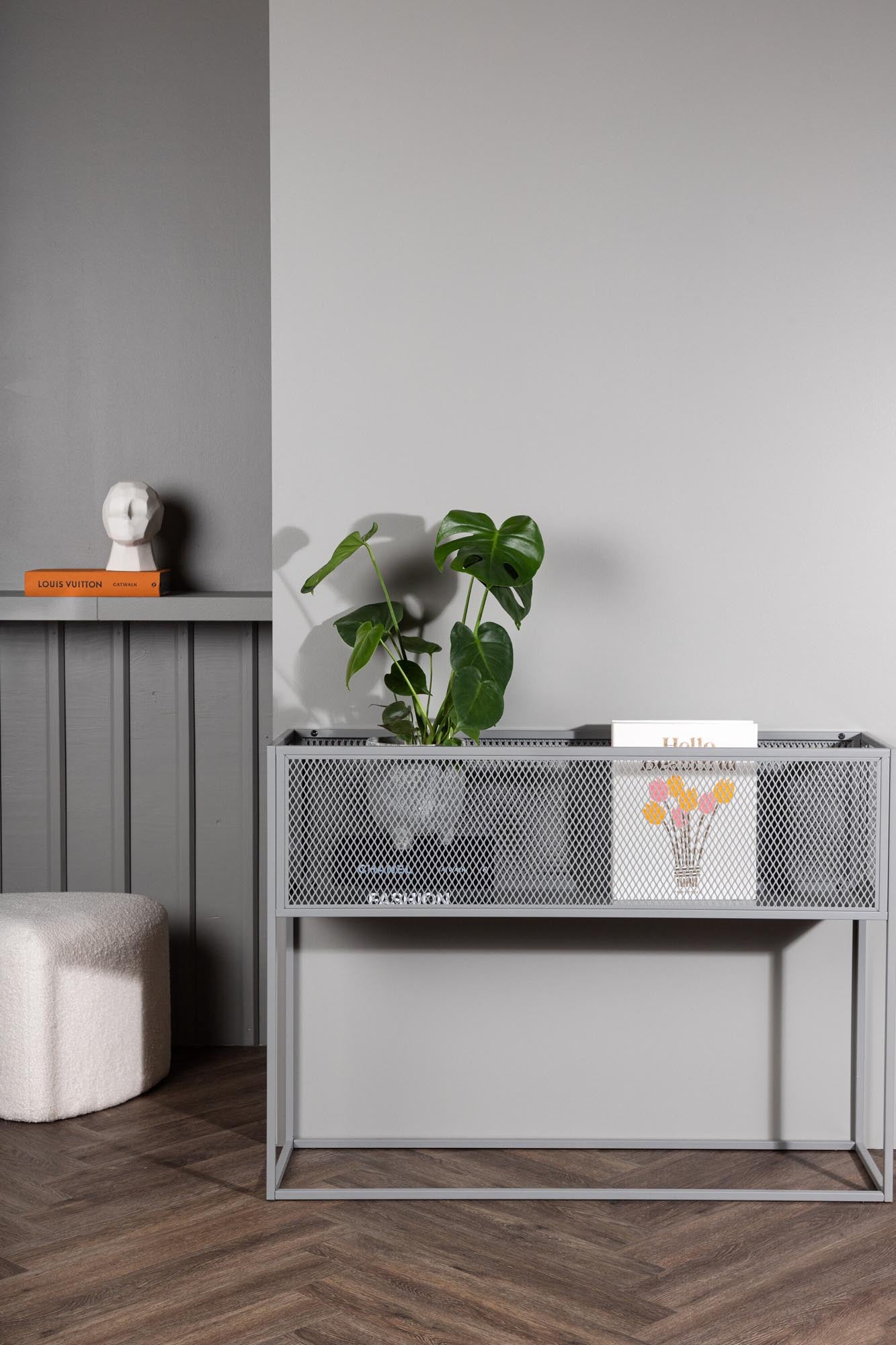 Modernes Netz Blumenregal von Venture Home für stilvolle Pflanzen.