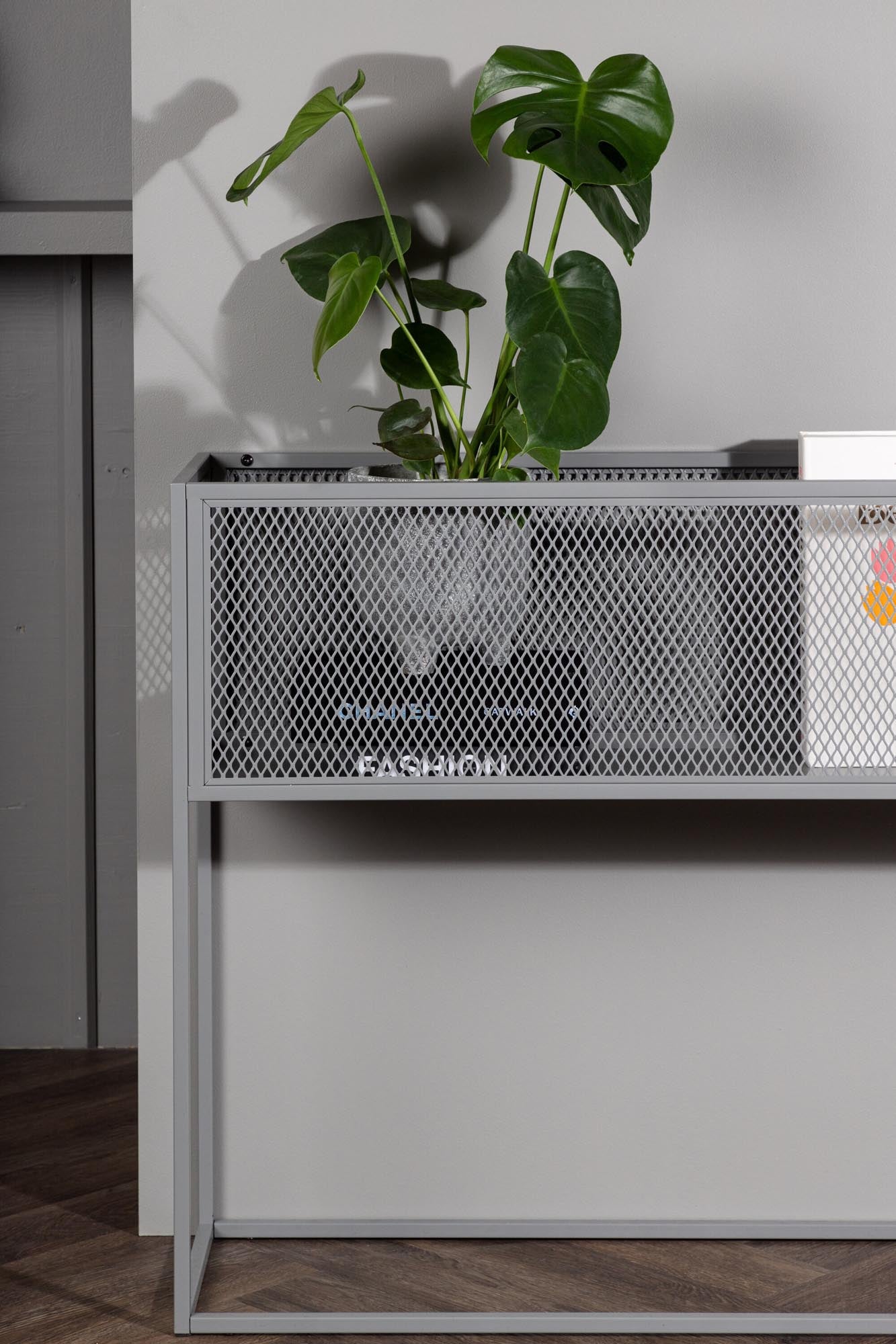 Elegantes Netz Blumenregal von Venture Home: Hochwertiger Stahl, vielseitig einsetzbar und ideal für kreative Raumgestaltungen.